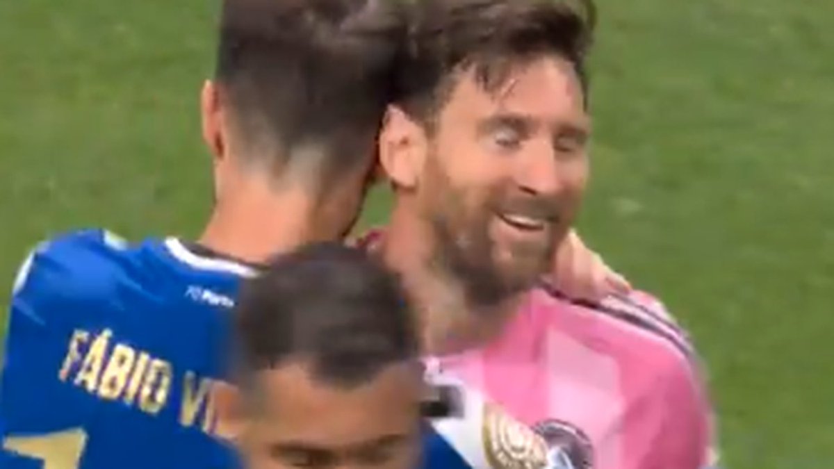 FC Porto-speler Fabio Vieira de kluts kwijt nadat hij lachende Lionel Messi heeft vernederd telegraaf.nl/sport/voetbal/…