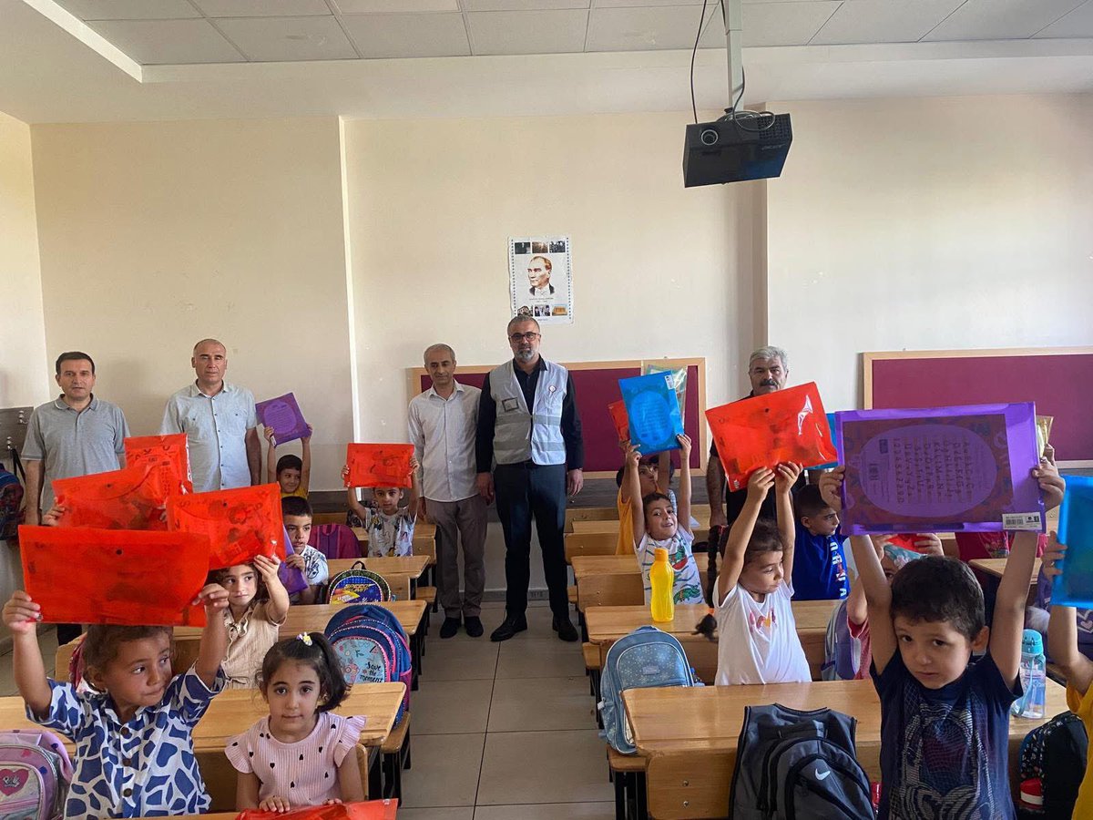 Bir yılın daha sonuna geldik. 2024-2025 eğitim öğretim yılı; emek, sabır ve gayretle dolu bir dönemi geride bıraktı. Öğrencilerimiz bilgiyle donandı, öğretmenlerimiz fedakârlıkla yol gösterdi, velilerimiz her adımda yanlarında oldu.

Karne heyecanının yaşandığı bu günlerde, her