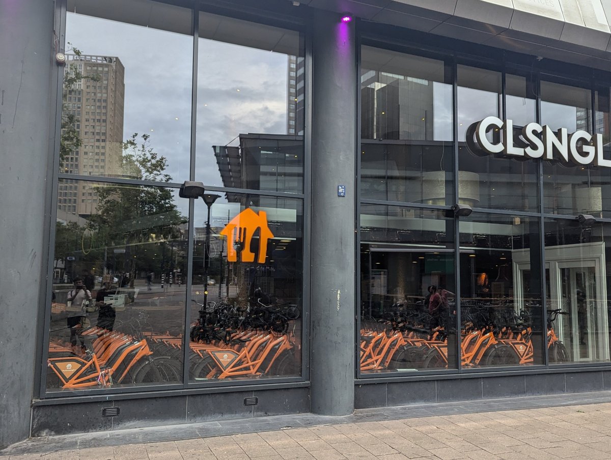 jackfifield's tweet image. Would there be so many unlawful e-bikes (motorbikes) on the road if takeaway companies provided legal, regulated, safe, pedal-assist e-bikes?
Would the riders break traffic laws if they weren't only paid per delivery?
Look at this Takeaway .NL bike depot I saw in Rotterdam.