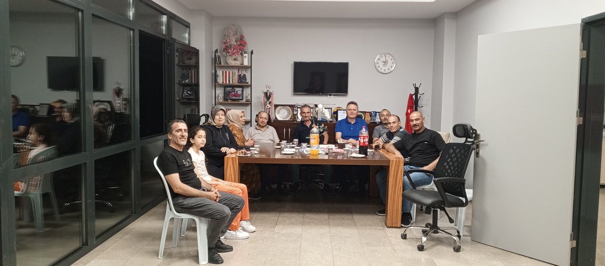 Oruç Reis Mahallesi 1.Bölge haftalık olağan toplantımızı Mahalle Başkanımız Mehmet Yılmaz'ın ve İlçe yönetimi Duran Süzkesen katılımlarıyla gerçekleştirdik. <a href="/RTErdogan/">Recep Tayyip Erdoğan</a> <a href="/mt_goksu/">Mehmet Tevfik Göksu</a> <a href="/EmrullahErkus/">Emrullah ERKUŞ</a> <a href="/EmrullahErkus/">Emrullah ERKUŞ</a> <a href="/vedatdestek/">Vedat Destek</a> <a href="/HarunAsartepe/">harun asartepe</a> <a href="/murattemur51/">Murat Temur</a> <a href="/KENANYASAR57/">Kenan YAŞAR 🇹🇷</a>