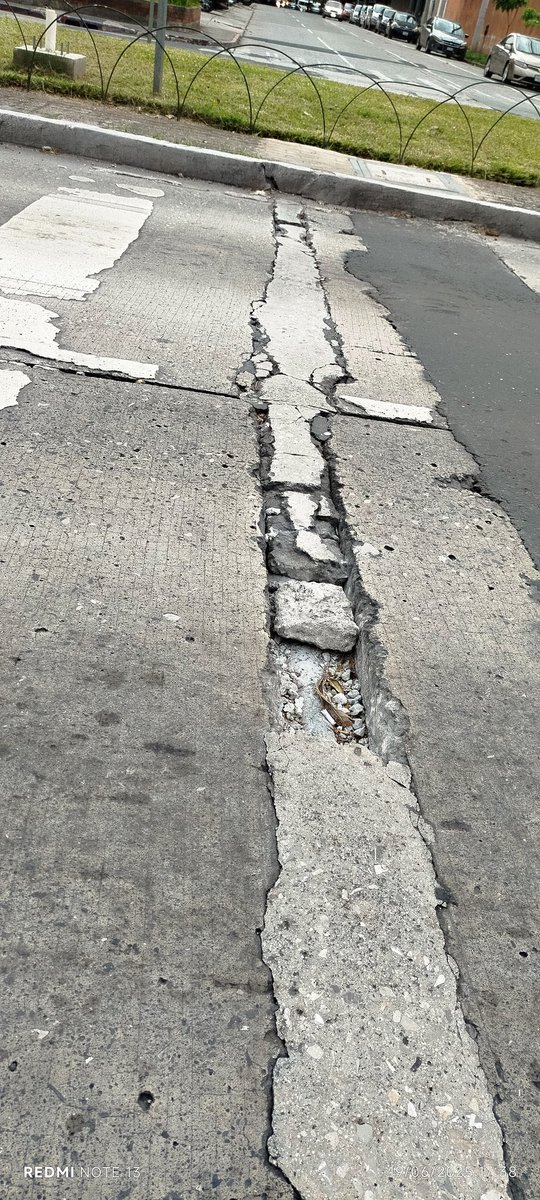 edvinmonzon's tweet photo. @amilcarmontejo Este gran agujero está en la Reforma frente al Bantrab, peligroso como todo lo que rompieron por los semáforos. @muniguate https://t.co/XlpiS8vM5U