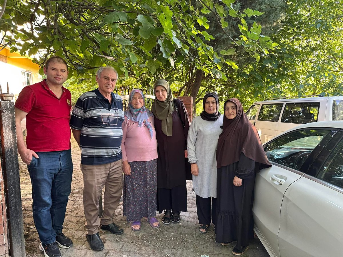 AkDevrek's tweet photo. Ak Parti Devrek Kadın Kolları Başkanımız Nergiz Çelik ve Yönetim Kurulu Üyelerimiz ile birlikte yakın zamanda vefat eden Hacı Nefise Altunok’un yeğenleri Semra -Ali Altunok  ‘a taziye ziyaretinde bulunduk. https://t.co/AmlaszhJGe