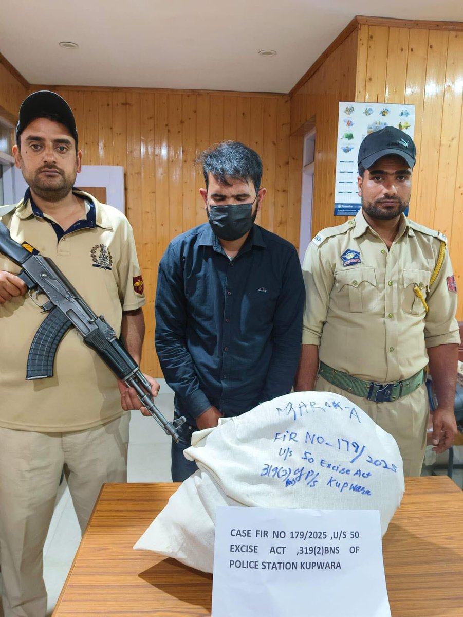 Kupwara Police arrested a bootlegger impersonating a cop at Geer Hachi checkpoint. 12 bottles of illicit liquor seized. FIR 179/2025 under Excise Act &amp; BNS registered. The accused was found involved in habitual illegal trade. Further investigation is underway #KupwaraPolice
