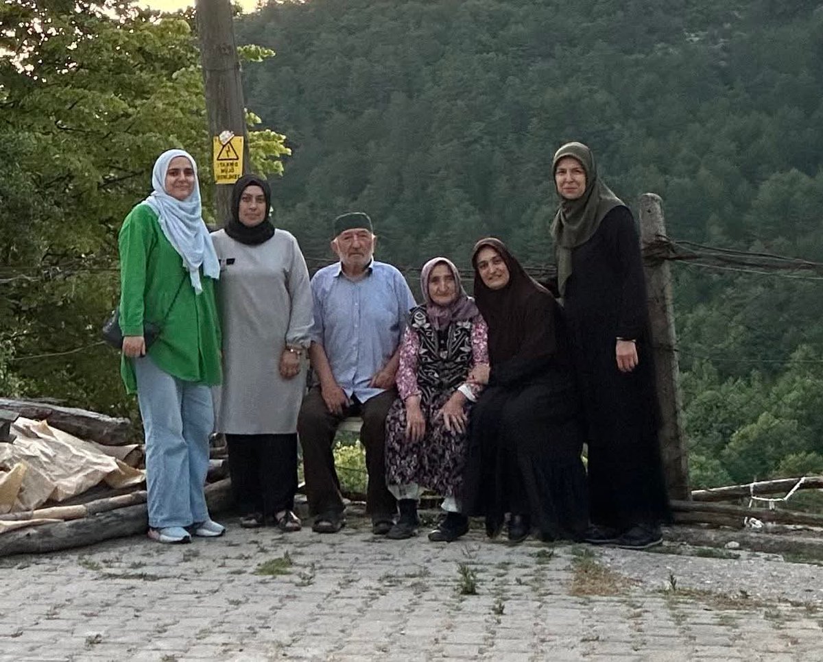 AkDevrek's tweet photo. 2025  Aile yılı vesilesiyle  geçmiş hayat tecrübeleri ile bizlere örnek olan,
 54 yıllık 🧿 evli olan Durkadın teyzemizi ve İbrahim Öztürk amcamızı ,
  60 yılı aşkın🧿 evli olan Nazmiye teyzemizi ve Osman Özarslan amcamızı ziyaret ettik, hayır dualarını aldık. https://t.co/Q1yl9cnCSW