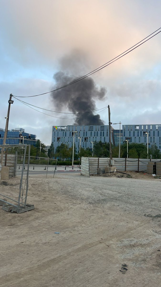 MutahirMustafa_'s tweet photo. 🚨 🇮🇷 Microsoft building in Israel reportedly hit in Iranian missile strike. #Israel #Iran

Source: BRICS https://t.co/J14N6GCOQg