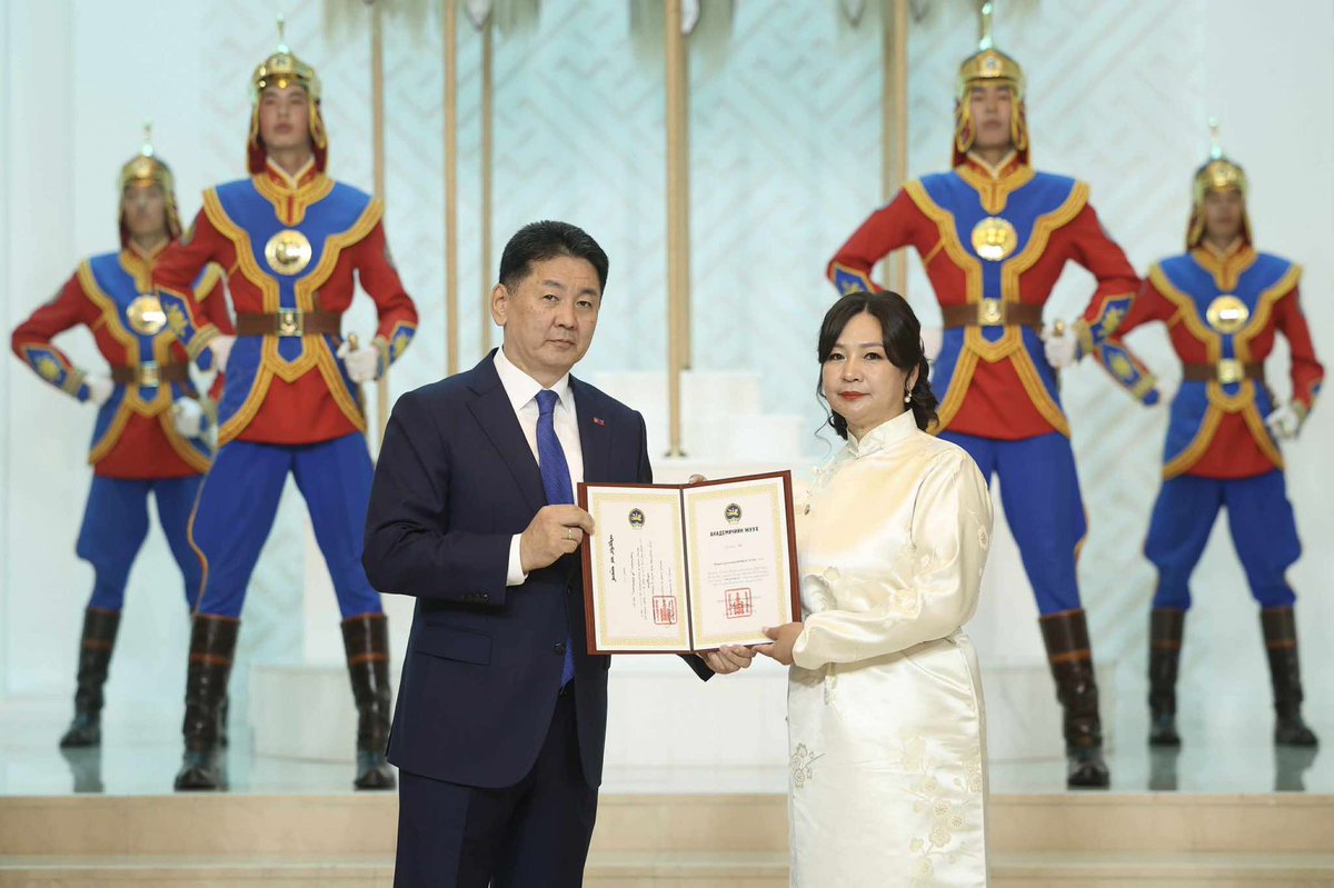 Академич хэргэм хүртээв
sonin.mn/newsDetail/110…