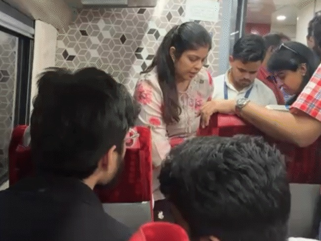 PeoplesUpdate's tweet photo. झांसी : दिल्ली से भोपाल आ रही वंदे भारत एक्सप्रेस ट्रे��� के एक्जीक्यूटिव कोच में बवाल, सीट एक्सचेंज से इनकार करने पर 7-8 लोगों ने यात्री के साथ की मारपीट, भाजपा विधायक राजीव सिंह के स��र्थकों पर आरोप

#VandeBharatExpressTrain @RailMinIndia @RailwaySeva @jhansipolice #UttarPradesh #PeoplesUpdate
