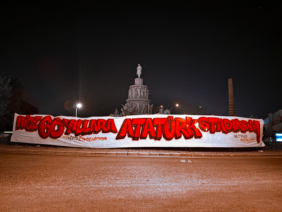 Stadyumun isminin değiştirilmesine Eskişehirspor taraftarının tepkisi sürüyor.
Gece şehrin farklı noktalarında 'Nice 60 yıllara Atatürk Stadında!' pankartı gösterildi.