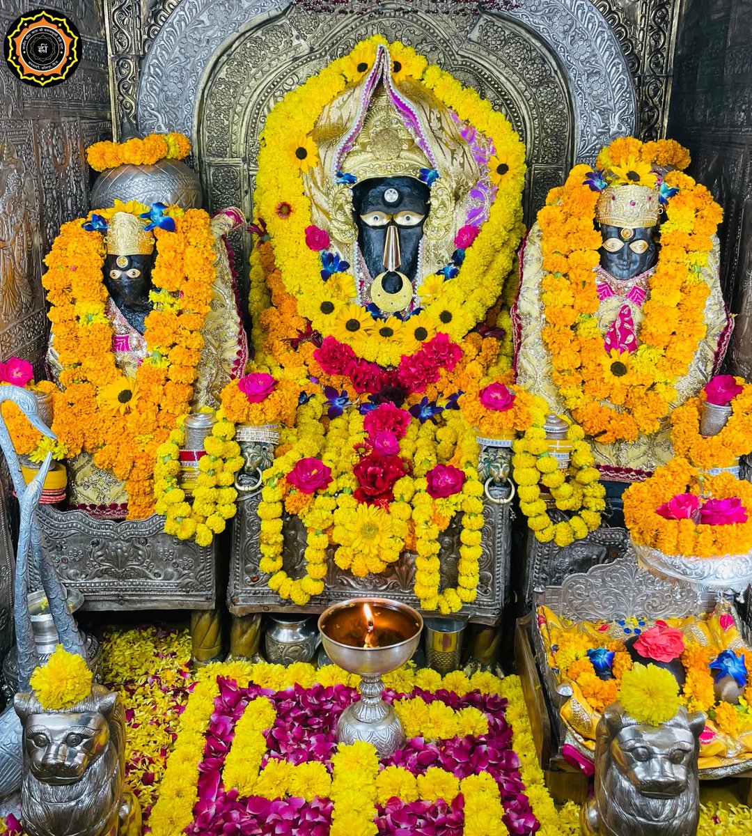 Maabaglamukhi31's tweet photo. श्रृंगार दर्शन ।।
॥ ॐ ह्लीं बगलामुखी सर्व दुष्टानां वाचं मुखं पदं स्तंम्भय जिव्हां कीलय बुद्धिं विनाशय ह्लीं ॐ स्वाहा ॥ 👣जय माँ बगलामुखी जी 👣🌹आज के अलौकिक दर्शन🌹 20th June 2025 ✨Mahant Shri Rajat Giri ji ✨
#Karuppu #கருப்பு #Titled #SantShriAsharamjiBapu #Dhanush https://t.co/6ugZlhJTVt
