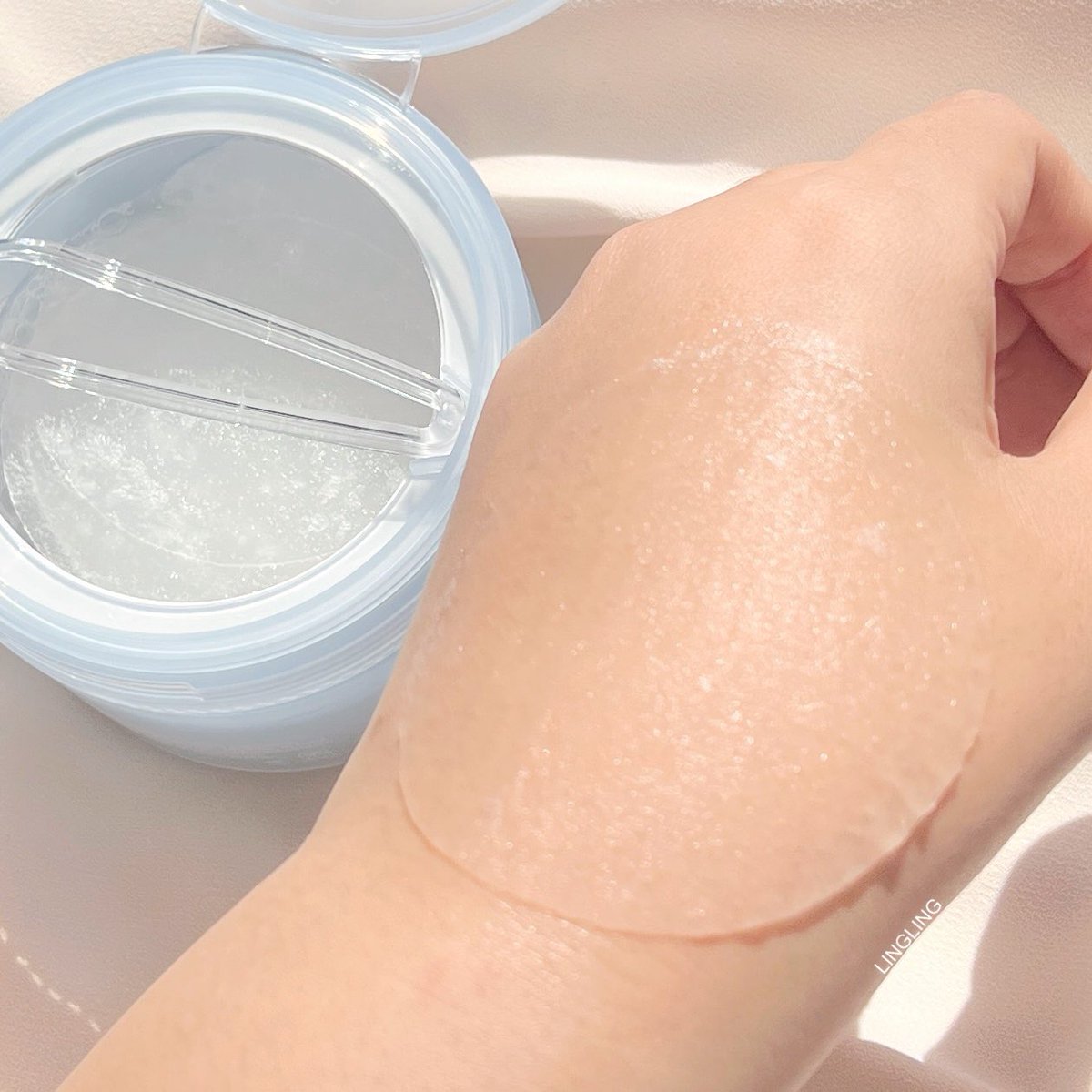 toner pad ตัวใหม่ของ supermom ตัว pad เค้าทำมาดีมากกกก นุ่ม แนบหน้าและเกาะหน้าดีมากๆ ในกระปุกคือน้ำฉ่ำสุดๆ มี 3 สูตร 

สีชมพู 5% niacinamide (ความกระจ่างใส)
สีฟ้า hyaluronic &amp; ceramide NP (ความชุ่มชื้น)
สีม่วง peptide (anti-aging)