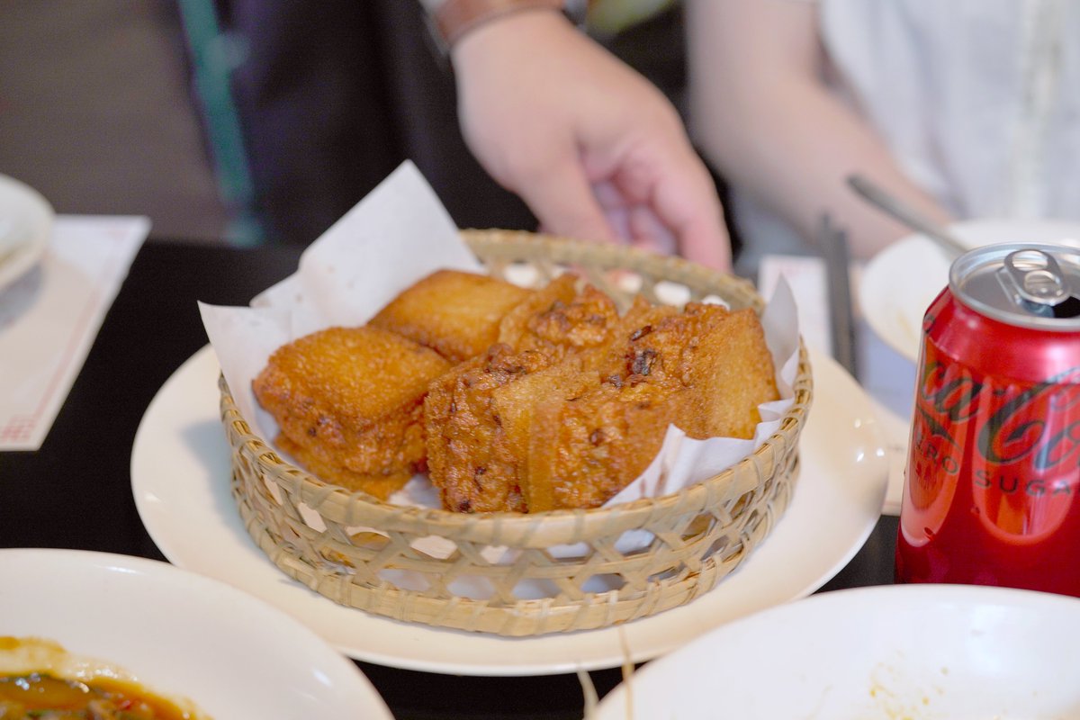 brsurvey's tweet image. [레드리본 위크 현장스케치]  06. 진진 
코카-콜라와 즐거운 미식 경험을 즐길 수 있는 특별한 미식 행사인 레드리본 위크가 6월 19일 목요일 점심과 저녁, &amp;lt;진진&amp;gt;에서 열렸습니다. 행사 현장을 블루리본이 생생히 전달 드립니다. bluer.co.kr/magazine/536