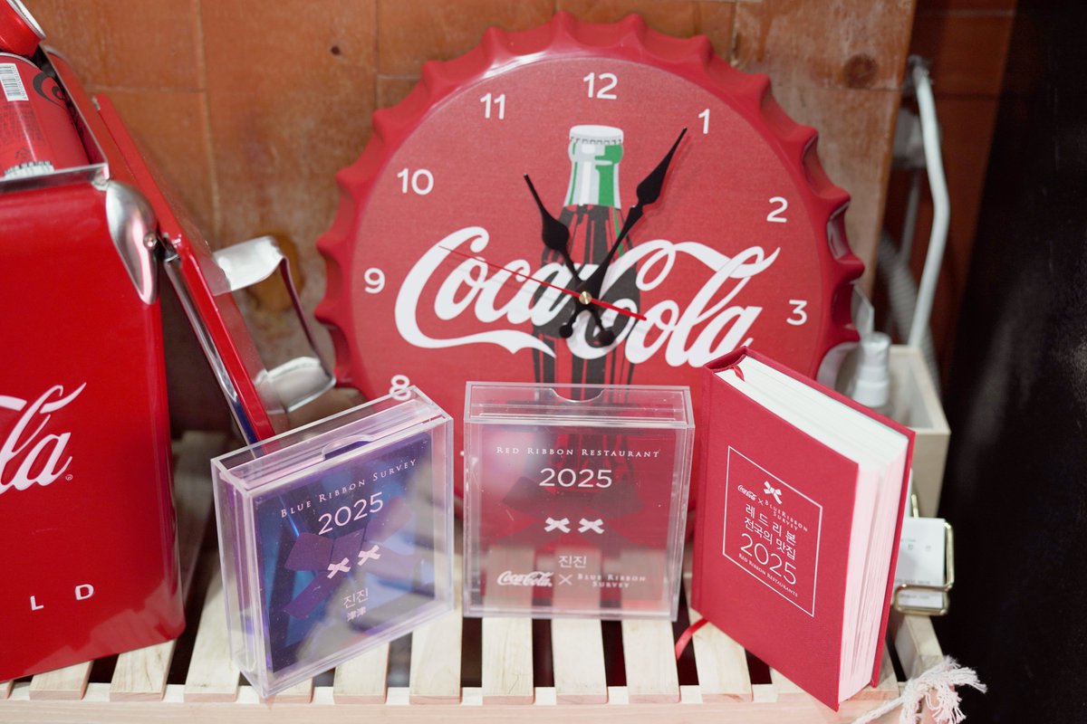 brsurvey's tweet image. [레드리본 위크 현장스케치]  06. 진진 
코카-콜라와 즐거운 미식 경험을 즐길 수 있는 특별한 미식 행사인 레드리본 위크가 6월 19일 목요일 점심과 저녁, &amp;lt;진진&amp;gt;에서 열렸습니다. 행사 현장을 블루리본이 생생히 전달 드립니다. bluer.co.kr/magazine/536