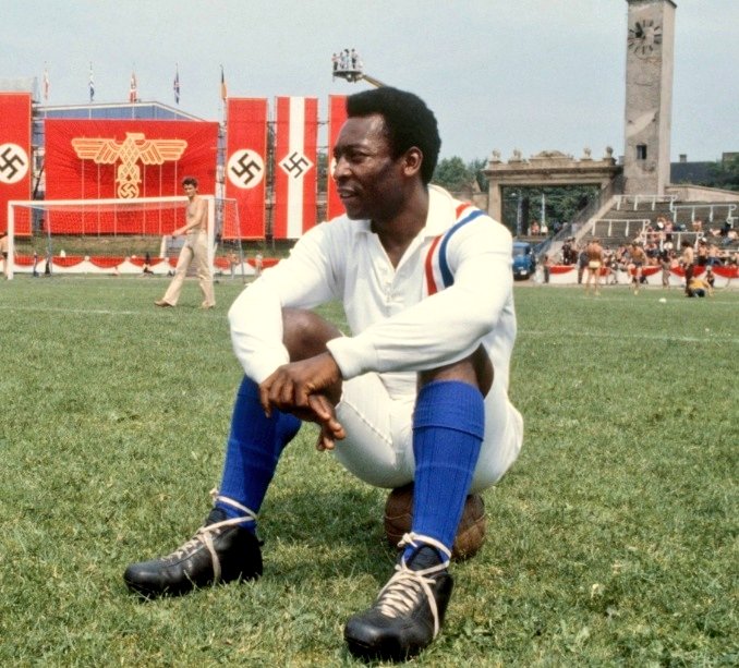 Pelé takes a break during the filming of Escape to Victory

#Films #Football