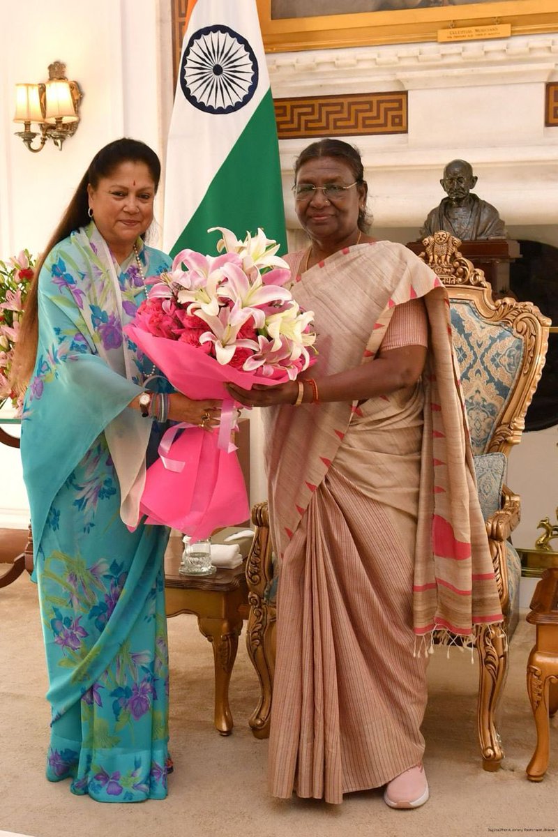 Yashodhara Raje Scindia (@yashodhararaje) on Twitter photo рдорд╣рд╛рдорд╣рд┐рдо рд░рд╛рд╖реНрдЯреНрд░рдкрддрд┐, рдЖрджрд░рдгреАрдпрд╛ рд╢реНрд░реАрдорддреА рджреНрд░реМрдкрджреА рдореБрд░реНрдореВ рдЬреА рдХреЛ рдЬрдиреНрдорджрд┐рд╡рд╕ рдХреА рд╣рд╛рд░реНрджрд┐рдХ рд╢реБрднрдХрд╛рдордирд╛рдПрдВред
рдЖрдкрдХрд╛ рдЬреАрд╡рди рд╕рдВрдШрд░реНрд╖, рд╕реЗрд╡рд╛ рдФрд░ рд╕рдорд░реНрдкрдг рдХреА рдкреНрд░реЗрд░рдгрд╛рджрд╛рдпреА рдЧрд╛рдерд╛ рд╣реИ, рдЬреЛ рд╣рд░ рднрд╛рд░рддреАрдп рдХреЗ рд╣реГрджрдп рдХреЛ рдЫреВрддреА рд╣реИред
рднрдЧрд╡рд╛рди рд╢реНрд░реА рдЬрдЧрдиреНрдирд╛рде рд╕реЗ рдкреНрд░рд╛рд░реНрдердирд╛ рд╣реИ рдХрд┐ рдЖрдкрдХреЛ рдЙрддреНрддрдо рд╕реНрд╡рд╛рд╕реНрдереНрдп, рджреАрд░реНрдШрд╛рдпреБ рдФрд░ рдирд┐рд░рдВрддрд░ рдпрд╢ рдХреА рдкреНрд░рд╛рдкреНрддрд┐ рд╣реЛред рдорд╣рд╛рдорд╣рд┐рдо рд░рд╛рд╖реНрдЯреНрд░рдкрддрд┐, рдЖрджрд░рдгреАрдпрд╛ рд╢реНрд░реАрдорддреА рджреНрд░реМрдкрджреА рдореБрд░реНрдореВ рдЬреА рдХреЛ рдЬрдиреНрдорджрд┐рд╡рд╕ рдХреА рд╣рд╛рд░реНрджрд┐рдХ рд╢реБрднрдХрд╛рдордирд╛рдПрдВред
рдЖрдкрдХрд╛ рдЬреАрд╡рди рд╕рдВрдШрд░реНрд╖, рд╕реЗрд╡рд╛ рдФрд░ рд╕рдорд░реНрдкрдг рдХреА рдкреНрд░реЗрд░рдгрд╛рджрд╛рдпреА рдЧрд╛рдерд╛ рд╣реИ, рдЬреЛ рд╣рд░ рднрд╛рд░рддреАрдп рдХреЗ рд╣реГрджрдп рдХреЛ рдЫреВрддреА рд╣реИред
рднрдЧрд╡рд╛рди рд╢реНрд░реА рдЬрдЧрдиреНрдирд╛рде рд╕реЗ рдкреНрд░рд╛рд░реНрдердирд╛ рд╣реИ рдХрд┐ рдЖрдкрдХреЛ рдЙрддреНрддрдо рд╕реНрд╡рд╛рд╕реНрдереНрдп, рджреАрд░реНрдШрд╛рдпреБ рдФрд░ рдирд┐рд░рдВрддрд░ рдпрд╢ рдХреА рдкреНрд░рд╛рдкреНрддрд┐ рд╣реЛред