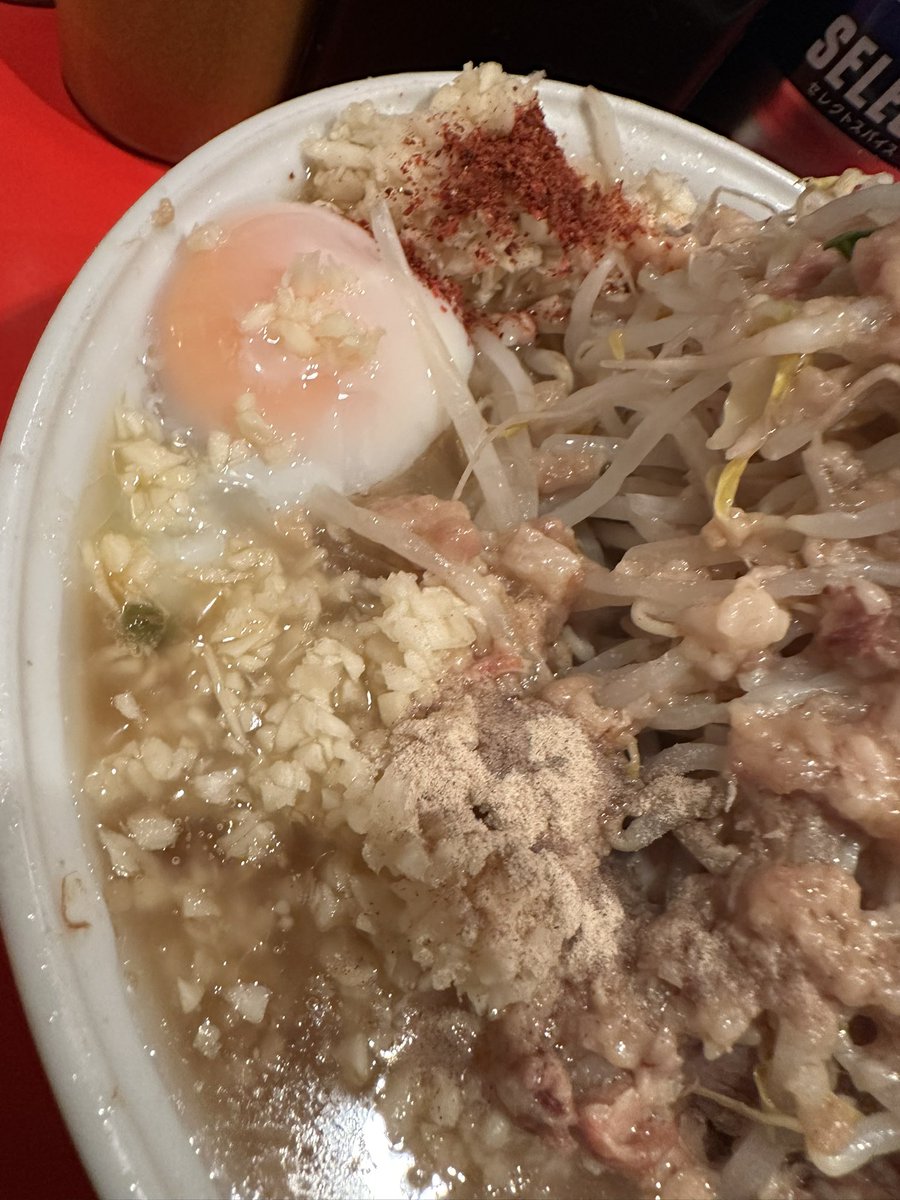 jiro_fuchu's tweet image. ラーメン二郎 府中店です。
梅雨は終わったのか、分からないまま猛暑の毎日ですね。皆様、お気をつけ下さい。
さて、、、ニンニク、みなさんどんな風に使ってますか？私的には一味をかけたり胡椒をかけて、ヤサイと一緒に食べたりが好きなんですが。
一度お試しあれ。SNS担当者
