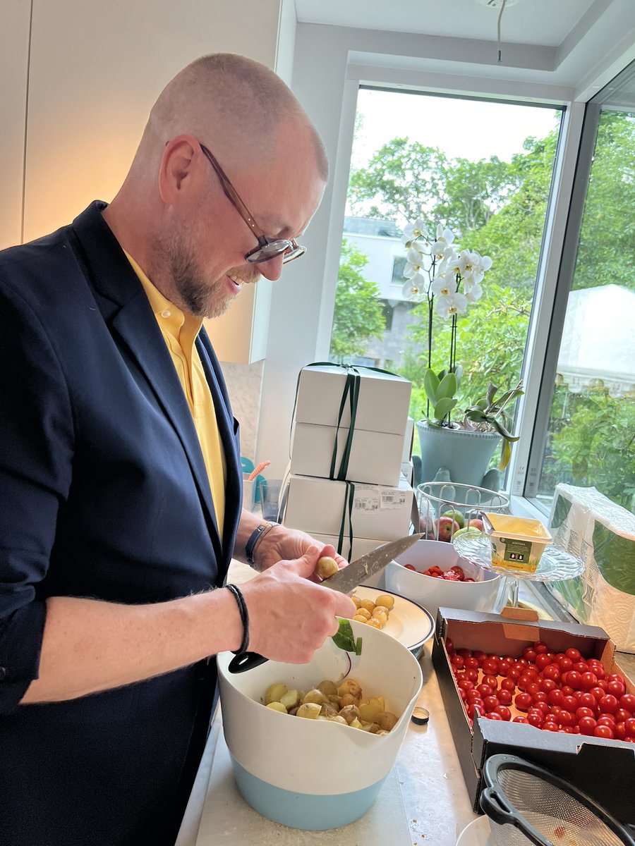 Med en bakgrund från Miss Voon, Riche och nu senast Indias är det få som är bättre meriterade för att köra din hemma hos-catering eller företagsevent än Tobias Sköldborg. Dessutom är han Bokio-kund och känd från stå- och sittplats för sitt höga läte (”gapborg”). Nu satsar