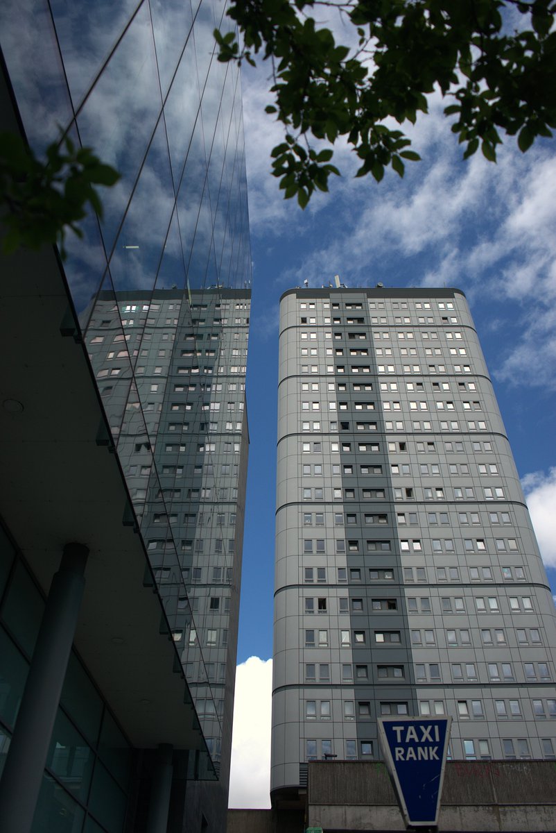 jac61941964's tweet image. Bewick Court Newcastle, reflected in the central library. #UrbanGaze #Newcastle #photography #Reflections