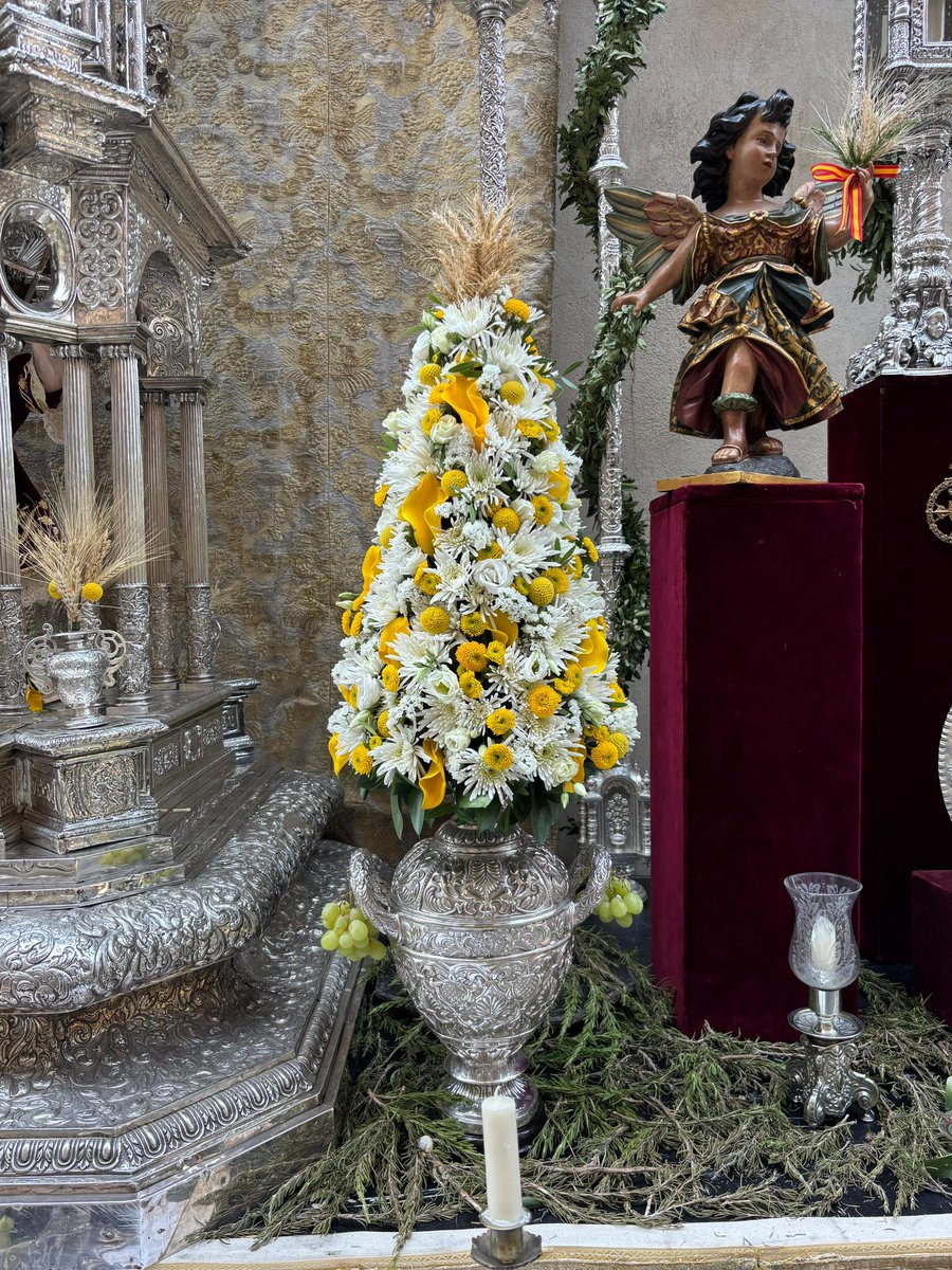 Grado Floristería (@javigrado) on Twitter photo Altar eucarístico de la <a href="/Hdad_Amor/">Hermandad del Amor</a> con motivo de la procesión del Corpus Christi, exornado con colores pontificios en homenaje al nuevo Papa León XIV. Tercer premio. Altar eucarístico de la <a href="/Hdad_Amor/">Hermandad del Amor</a> con motivo de la procesión del Corpus Christi, exornado con colores pontificios en homenaje al nuevo Papa León XIV. Tercer premio.