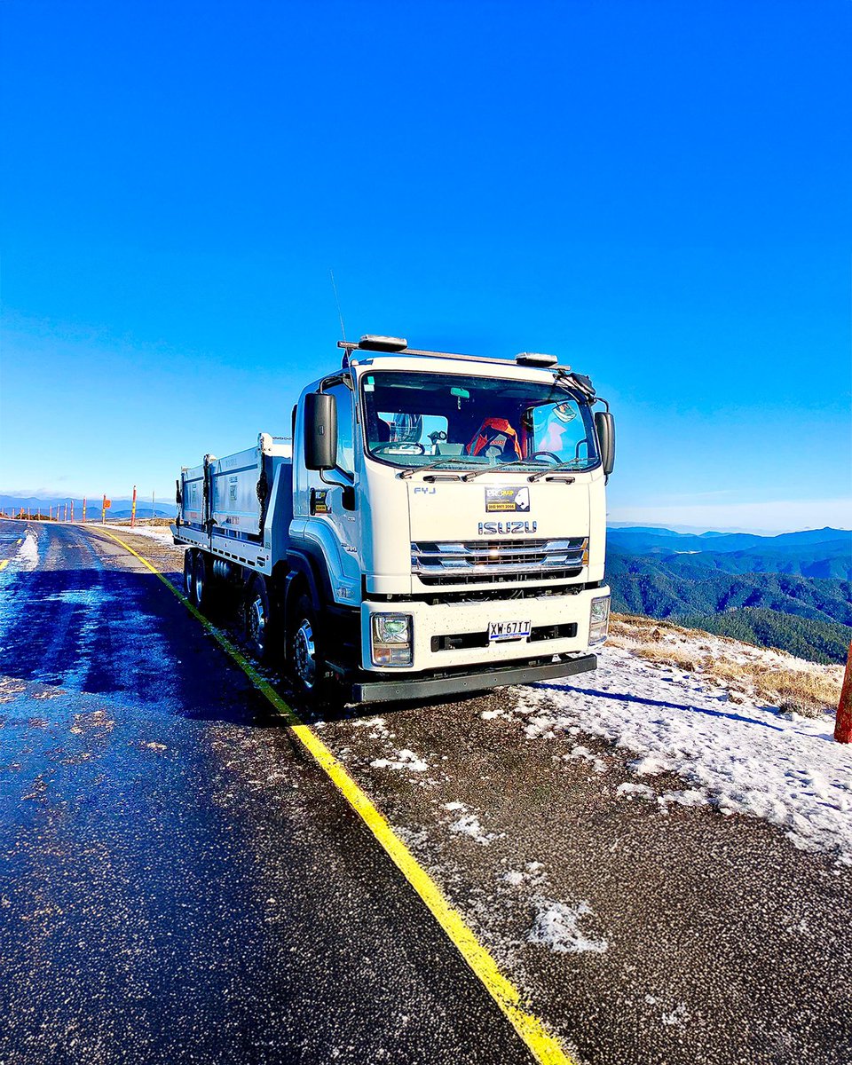 proquipsales's tweet photo. Pictured here is our man Jason delivering diesel cells to assist with a maintenance contract for the snow season near Mt Hotham.

Rain, hail or snow, we are always willing to help our customers out.

#FuelTruckHire #MobileRefuelling #DieselDelivery #FuelCubeHire #ProquipRental https://t.co/j1km1JOqmD