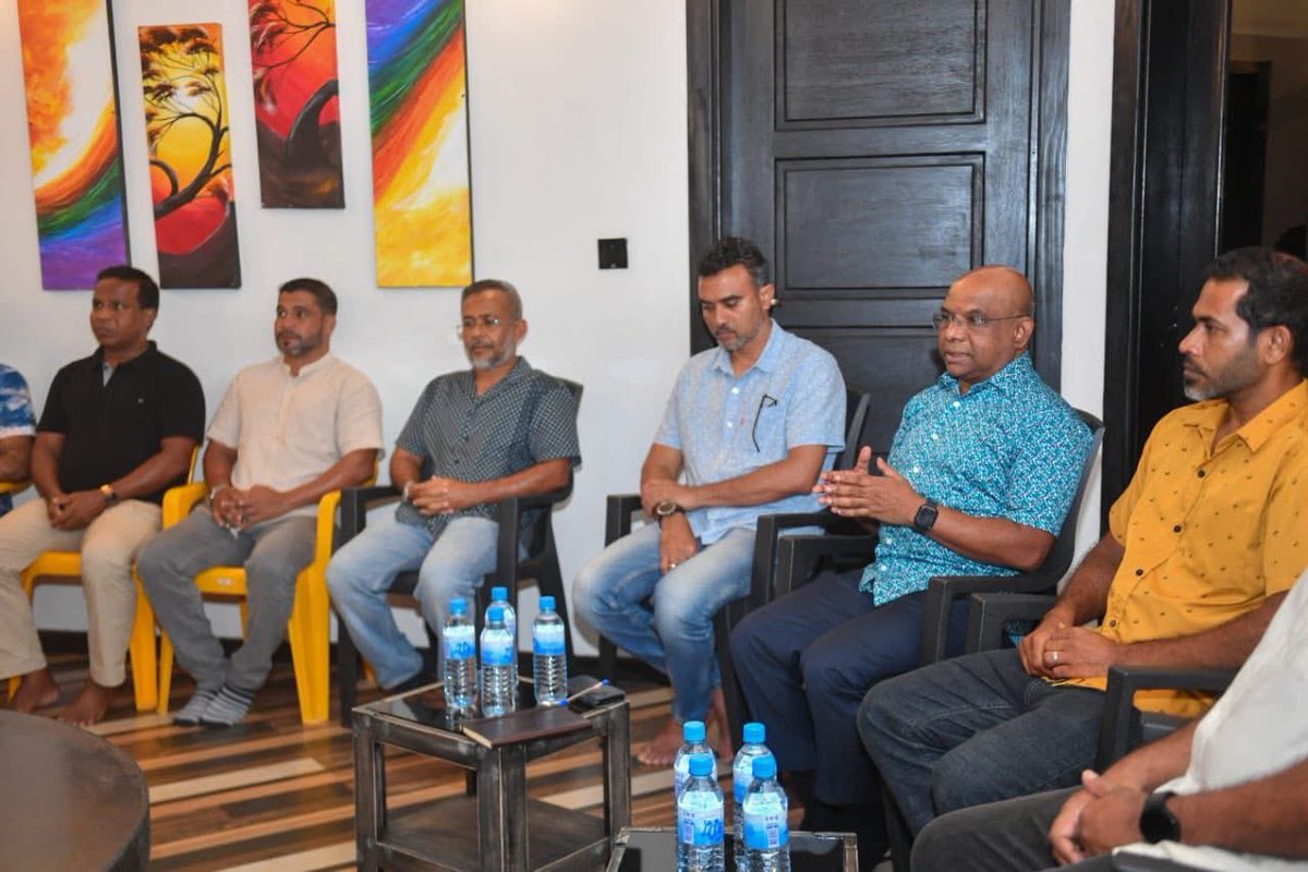 The MDP President <a href="/abdulla_shahid/">Abdulla Shahid</a> met with the MDP Fuvahmulah North Constituency to discuss the future of the party and strategies for winning the upcoming local council elections.