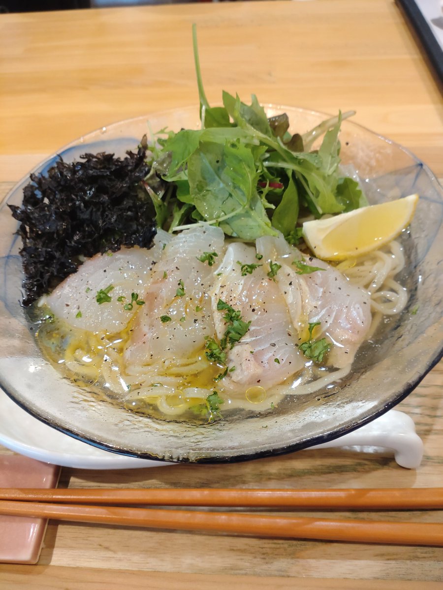 gingaeiyoudense's tweet image. ramen＆coffee spring's   #springs

10食限定
冷製鯛と平目の塩ラーメン カルパッチョ風 黒バラ海苔
柚子の蜂蜜チーズテリーヌ
ミニアイスコーヒー

鮮魚系麺🍜なら放っとく訳には行かないので犬山から南下🚗³₃
鯛や平目の舞い踊り🕺紫蘇風味の味付が新鮮🐟ねっとり甘く最高🌟🌟🌟
テリーヌも️⭕️🙏🏻