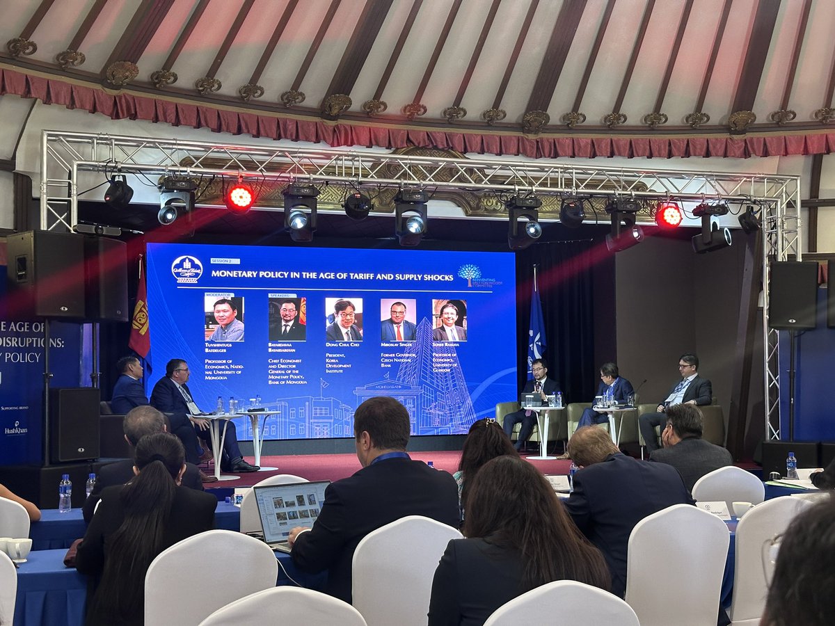 Олон улсын судлаачид, экспертүүд Монголд цуглаад олон улсын эдийн засаг, мөнгөний бодлогын талаар ярилцаж байна. 

Манайд хамгийн том асуудал нь төсөв, сангийн бодлого байдгийг ярьж байна. 

Ойрхон жишээ гэхэд энэ жилийн төсвийг ямар ч бодлогогүй хөөргөж тавьсанаар эрэлтийг