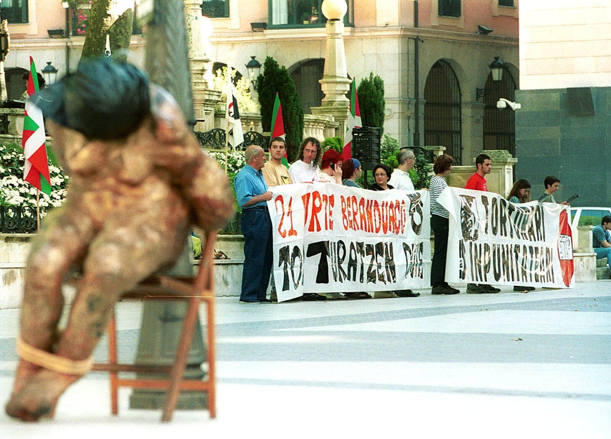 2001/06/20. Elkarretaratzea egon zen Bilboko Justizia Jauregiaren aurrean torturaren aurka. Egun horretan, 10 guardia zibil epaitu zituzten 1980ko tortura kasu batengatik.

[Argazkia: Monika del Valle]  

#BilboHariGorria 
#Tortura