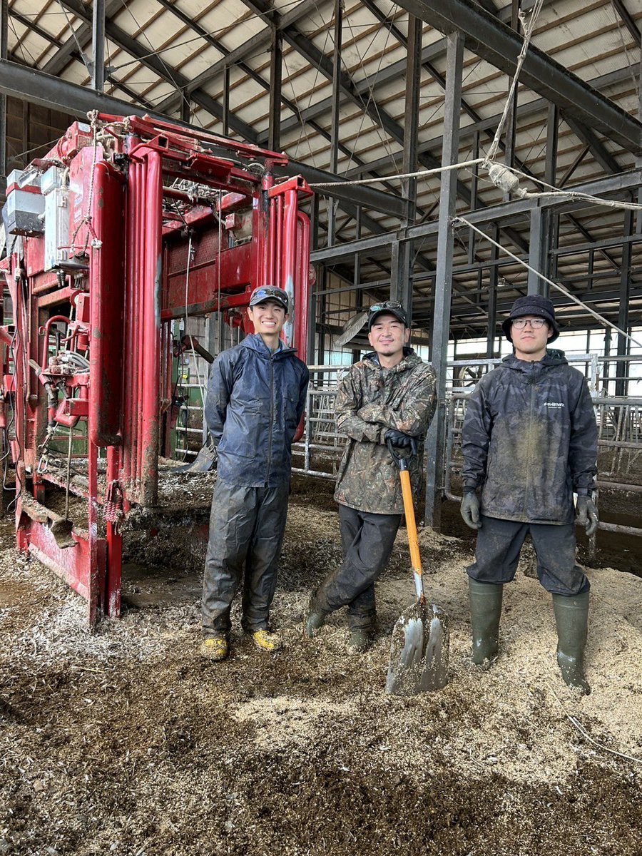 昨日まで北海道に居ました！
牧場の方たちの協力もあり、５日間で600頭の削蹄が出来ました🐮
削蹄が終了した記念に使用させて頂いた牧場の枠場の前でパシャリ📷
３人体制になり仕事もスムーズに進むようになりました！
今日は１人で地元での削蹄。
本州の暑さが身体にこたえます🥵