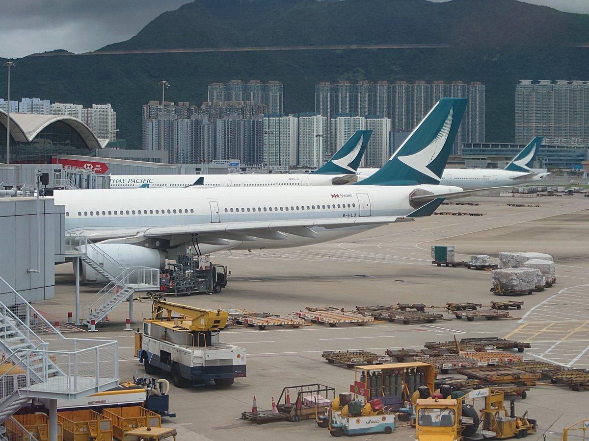 kakashinohito's tweet photo. Cathay Pacific CX598 HKG-KIX A330-300 B-HLU #Nowboading https://t.co/ueSOU2CUTM