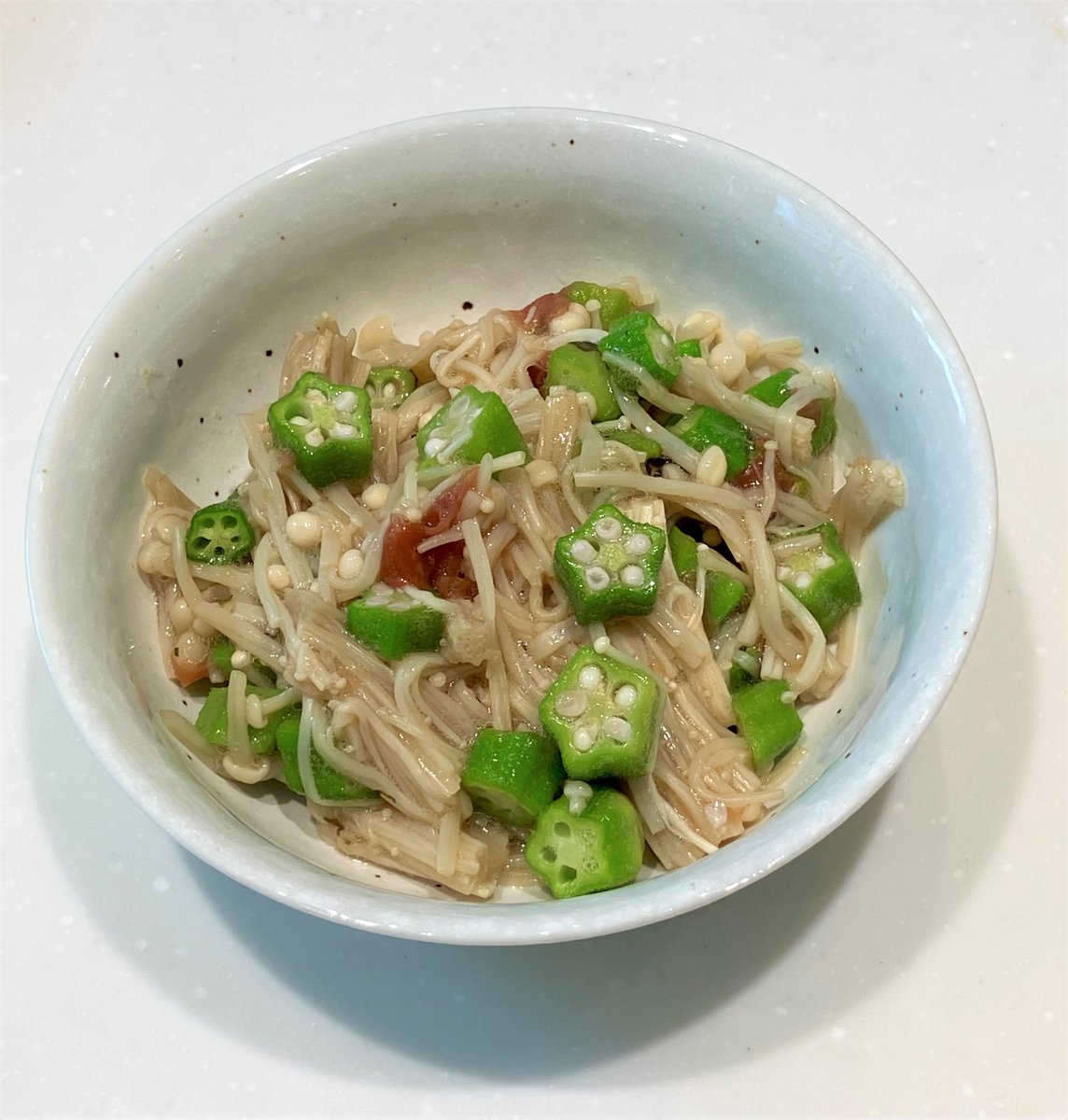zennoh_food's tweet image. 夏至も迎え本格的に暑くなってきましたね🌤そんなときにさっぱり食べられる梅レシピ見つけました!えのきを3等分に切ってほぐす。オクラを輪切りにしてえのきと一緒に600W3分加熱。梅肉、ポン酢、砂糖(8:4:1)を入れて和えたら完成です。ぜひお試しください。