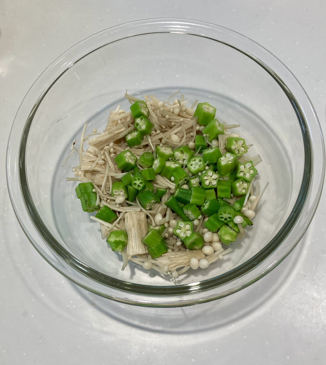 zennoh_food's tweet image. 夏至も迎え本格的に暑くなってきましたね🌤そんなときにさっぱり食べられる梅レシピ見つけました!えのきを3等分に切ってほぐす。オクラを輪切りにしてえのきと一緒に600W3分加熱。梅肉、ポン酢、砂糖(8:4:1)を入れて和えたら完成です。ぜひお試しください。