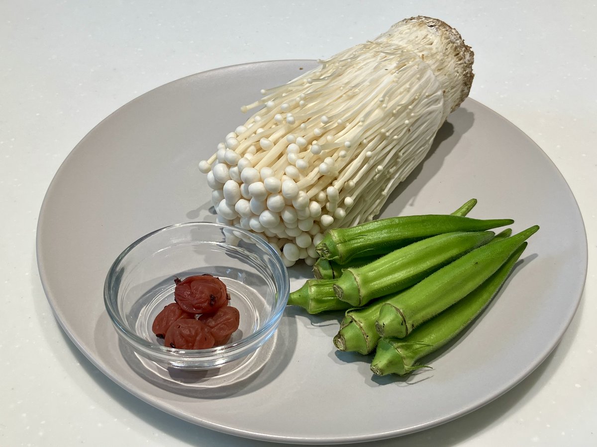 zennoh_food's tweet image. 夏至も迎え本格的に暑くなってきましたね🌤そんなときにさっぱり食べられる梅レシピ見つけました!えのきを3等分に切ってほぐす。オクラを輪切りにしてえのきと一緒に600W3分加熱。梅肉、ポン酢、砂糖(8:4:1)を入れて和えたら完成です。ぜひお試しください。