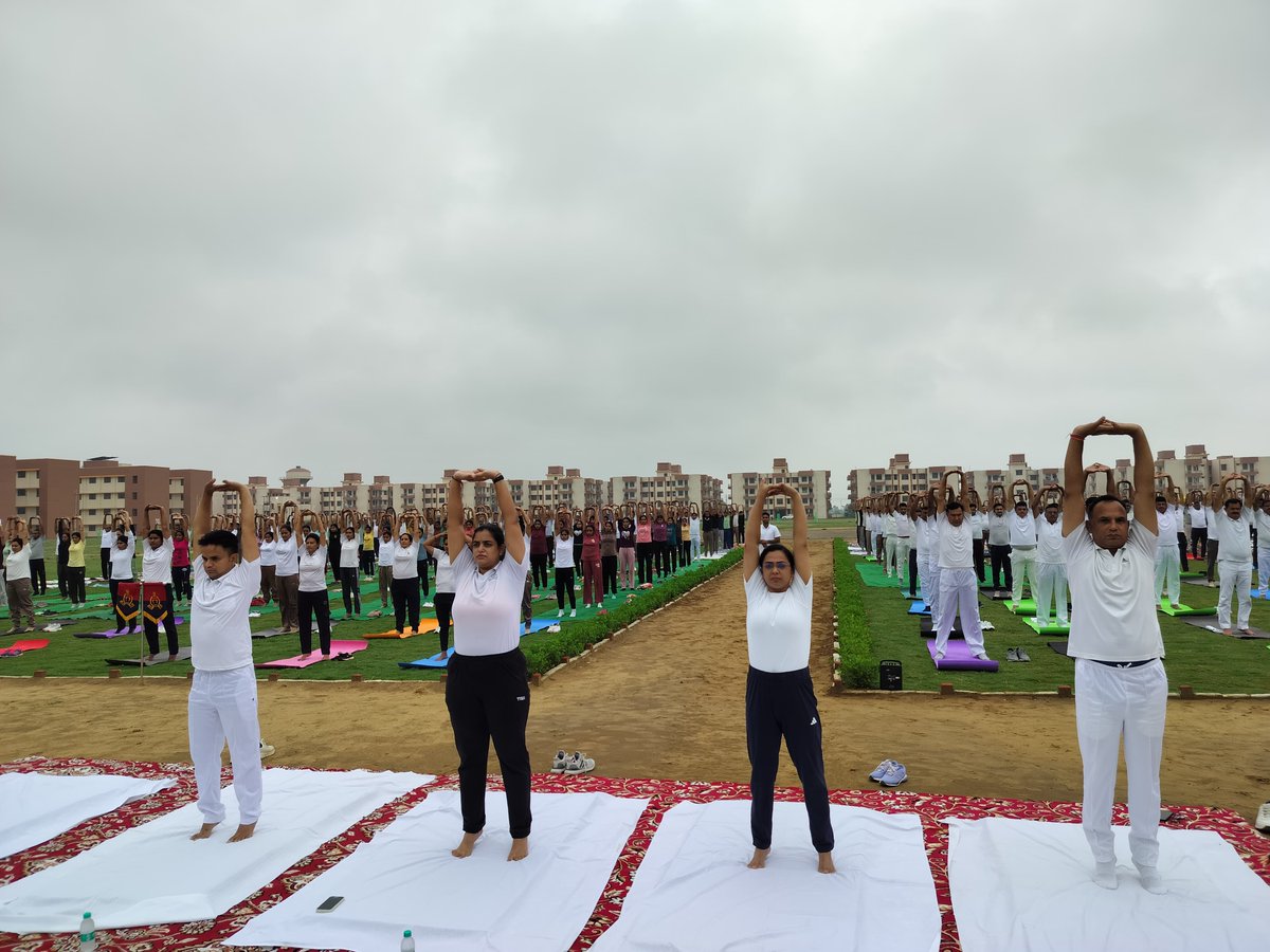 kasganjpolice's tweet photo. 🔴11वाँ अन्तर्राष्ट्रीय योग दिवस (21 जून) के दृष्टिगत योग सप्ताह (15 जून से 21 जून) के क्रम में #SP_KSJ @IPSAnkitaS की उपस्थिति में रि0पु0ला0, कासगंज में योग शिविर का आयोजन किया गया।

🟢"मानसिक एवं शारीरिक रूप से स्वस्थ्य रहने के लिए पुलिसकर्मियों ने किया योगाभ्यास🧘.." 
#IDY2025 https://t.co/hAerqxoImr