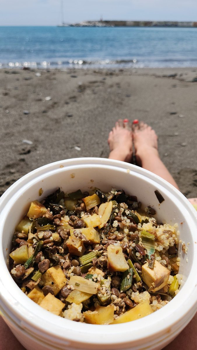 #relaxed #veganlunch #atthebeach . #relajado #elmuerzovegano #enlaplaya . #rilassato #pranzovegsno #inspiaggia