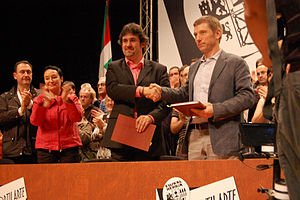 MikelArreseigor's tweet photo. Gaur 15 urte betetzen dira Ezker Abertzaleak eta EAk #LortuArte akordioa sinatu zutenetik. Ezker Independentista batzeko lehen pausoak. ✊ https://t.co/F7MTtQLWOj