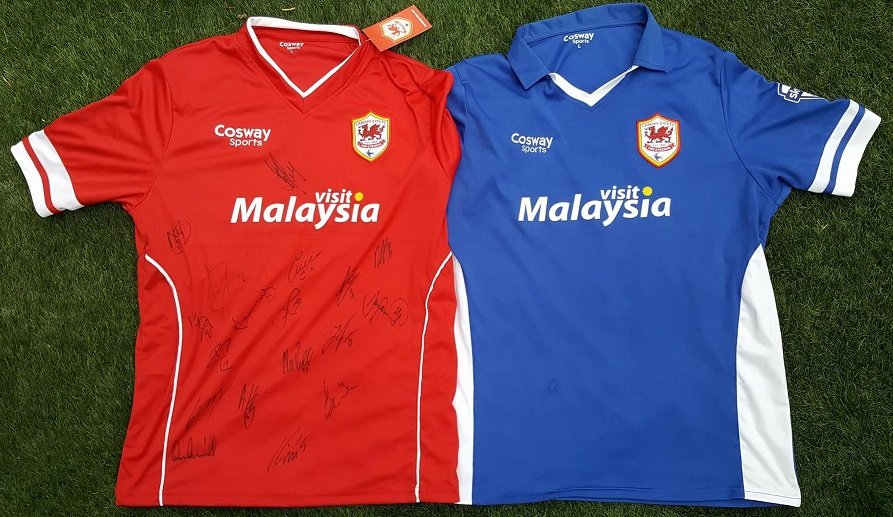 Le Rwanda n’est pas le premier pays à apparaître sur le maillot d’une équipe ; l’idée vient de la Malaisie. Quand on ne sait pas, on se tait.
Quelques exemples 

Cardiff City FC (2010–2012): "Visit Malaysia"

Sheffield United FC (2011–2012) " Visit Malaysia "

QPR (2011–2012)