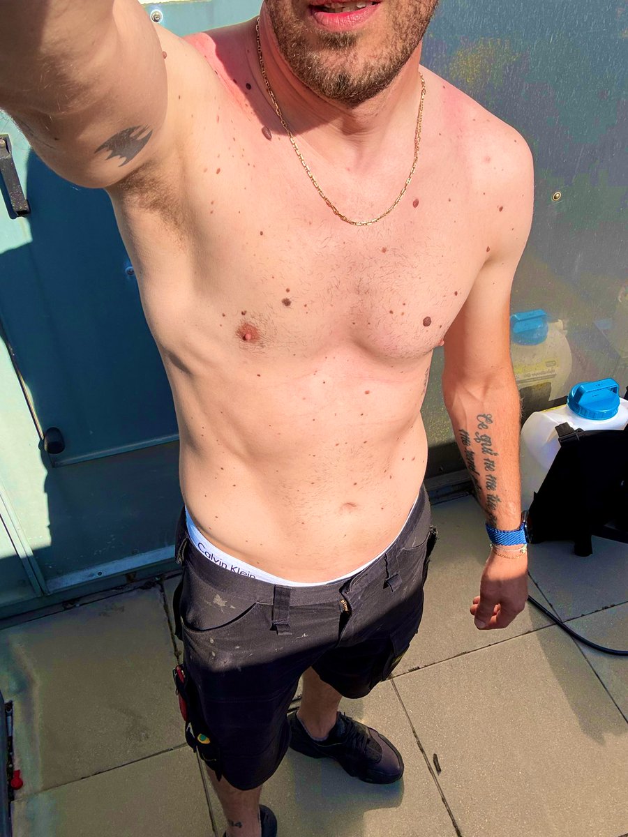 Bonjour X,
8 étages gravis, 20 kg sur le dos.
Il paraît que c’est bon pour le corps.
Maintenant, il reste moi, le soleil…
et un #VendrediTorse qui donne chaud.

<a href="/OrgasmicGroup/">Virtual Orgasmic Group 100k 🔞</a> <a href="/Body_Art_be_fr/">Sex and Body Art 😏</a> <a href="/frenchieswild/">FRENCHIES WILD</a> <a href="/PartageDefiHot/">PartageDéfiHot</a> <a href="/suissecoquine88/">LaSuisseCoquine🇨🇭🔞</a>