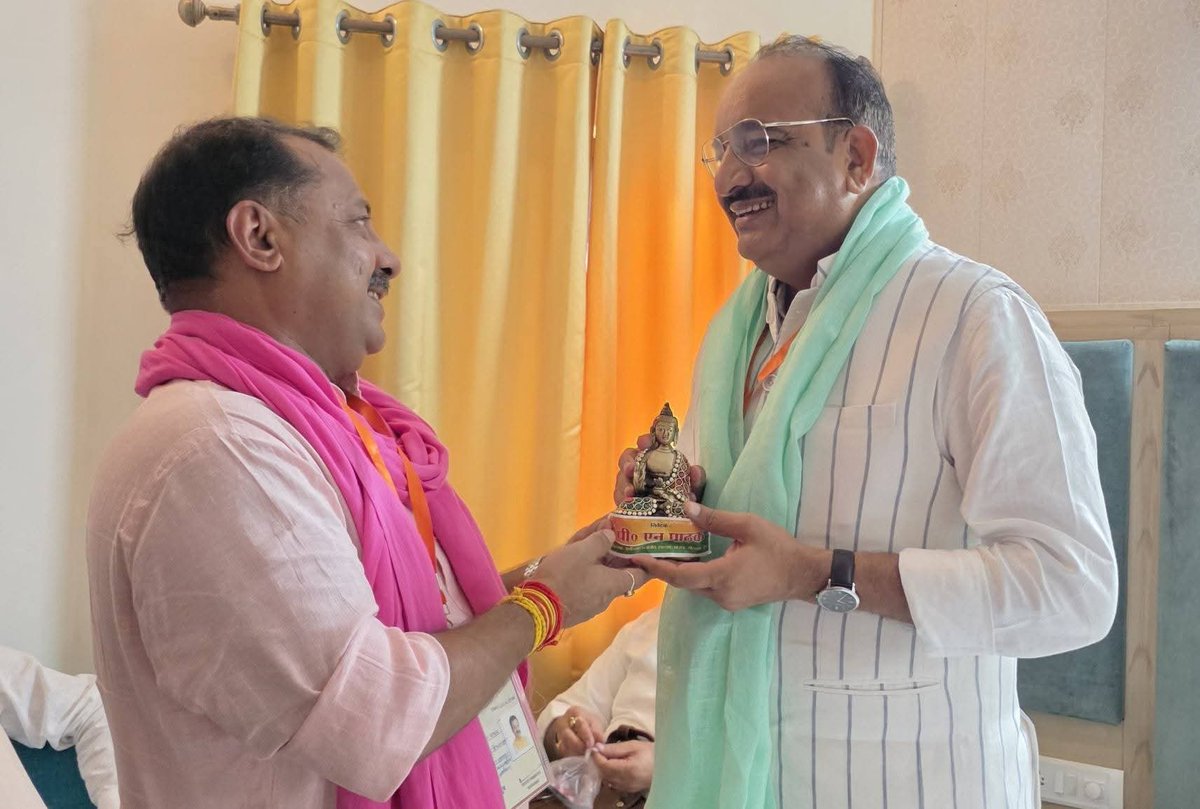 P.N. Pathak (@pnpathakbjp) on Twitter photo आज कुशीनगर आगमन पर यशस्वी प्रदेश आ० <a href="/Bhupendraupbjp/">Bhupendra Singh Chaudhary</a> जी व प्रदेश महामंत्री श्री <a href="/gnshuklabjp/">Govind Narayan Shukla</a> जी एव मा० प्रभारी मंत्री कुशीनगर श्री <a href="/RBLDineshSingh/">Dinesh Pratap Singh</a> के आगमन पर हार्दिक स्वागत अभिनंद किया। आज कुशीनगर आगमन पर यशस्वी प्रदेश आ० <a href="/Bhupendraupbjp/">Bhupendra Singh Chaudhary</a> जी व प्रदेश महामंत्री श्री <a href="/gnshuklabjp/">Govind Narayan Shukla</a> जी एव मा० प्रभारी मंत्री कुशीनगर श्री <a href="/RBLDineshSingh/">Dinesh Pratap Singh</a> के आगमन पर हार्दिक स्वागत अभिनंद किया।