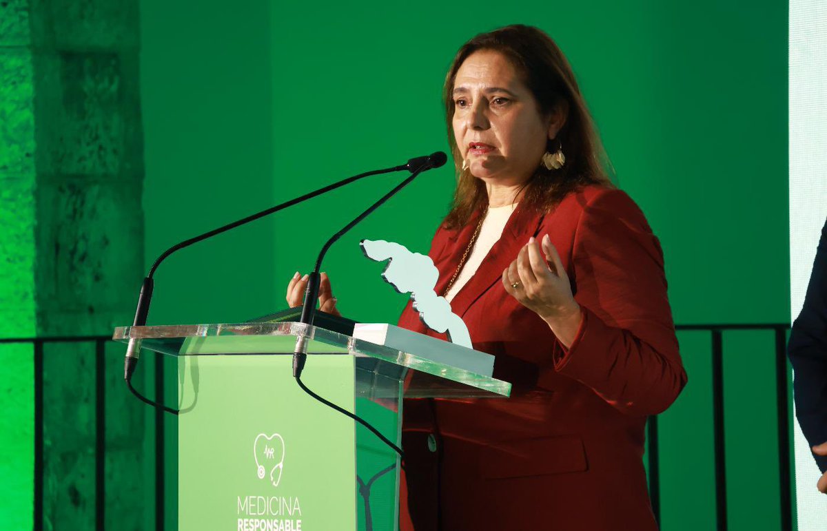 La consellera de salut <a href="/manuelaG_Romero/">Manuela Garcia Romero</a> reb el premi a la innovació per la ‘transformació analítica a l’<a href="/ibsalut/">Servei de Salut de les Illes Balears (IB-SALUT)</a>’ a la gala dels premis latido organitzats per <a href="/medicinarespon/">Medicina Responsable</a>.

L’acompanyen el DG del Servei <a href="/javiurenam/">Javier Ureña</a> i el subdirector de gestió i governança de les dades.