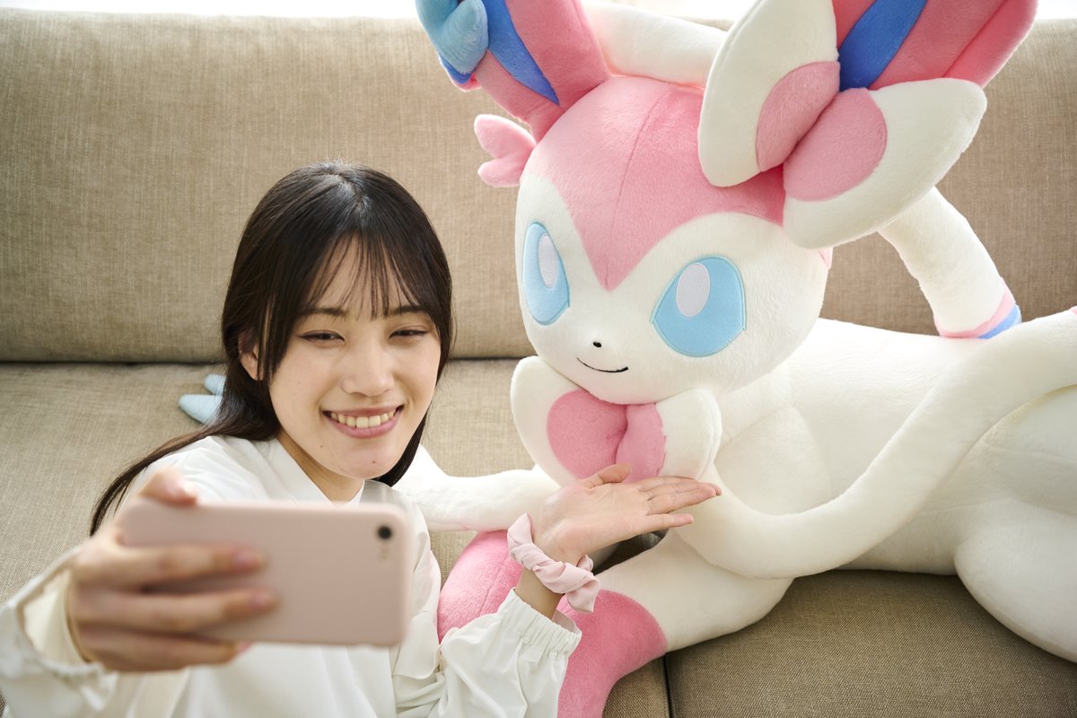 project_eevee's tweet image. 待望の等身大ぬいぐるみシリーズに #イーブイ たちが✨
本日から #ポケモンセンターオンライン で受注スタート！
第３弾は #リーフィア #グレイシア #ニンフィア だよ✌️
お昼寝したり読書したり写真を撮ったり…
家族だんらん憩いのひとときを☺️💕
pokemoncenter-online.com/search/?srule=…
