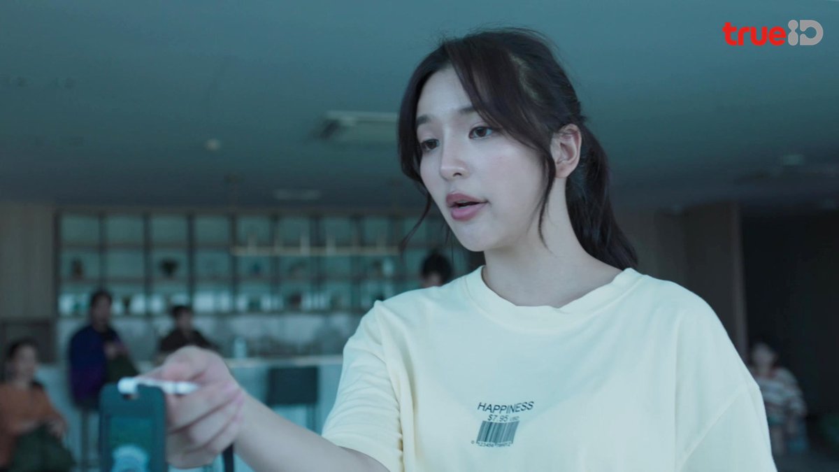 มีเรื่องต้องสืบเพิ่มกับการหายไปของหัวหน้า รปภ. เลยต้องเปิดเผยว่าเป็นตำรวจ จะได้ทำงานสะดวกขึ้น

Madness Hides in Darkness
#HappinessTHEP7