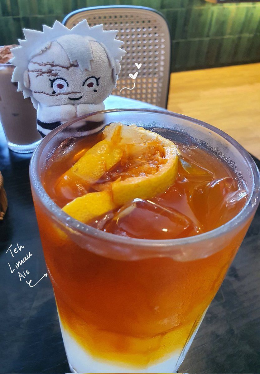 vitrasolis's tweet image. makan dgn @BrosDragons dan @synthv4 ..  Nemi berseronok minum teh limau ais... jom kita makan dgn baik, ya.. 🥰🤍