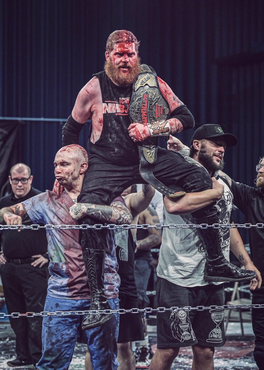 masukuman8824's tweet photo. インイタ ICW NHB JAPAN TOUR 

6月19日

新王者 ジョン・ウェイン・マードックを担いでアピール‼️

#ICW 

#NHB78

#インイタ

#ジョン・ウェイン・マードック

#デイル・パトリックス 

#DrRedacted

#週プロフォト自慢 https://t.co/9rAEF7m4dN