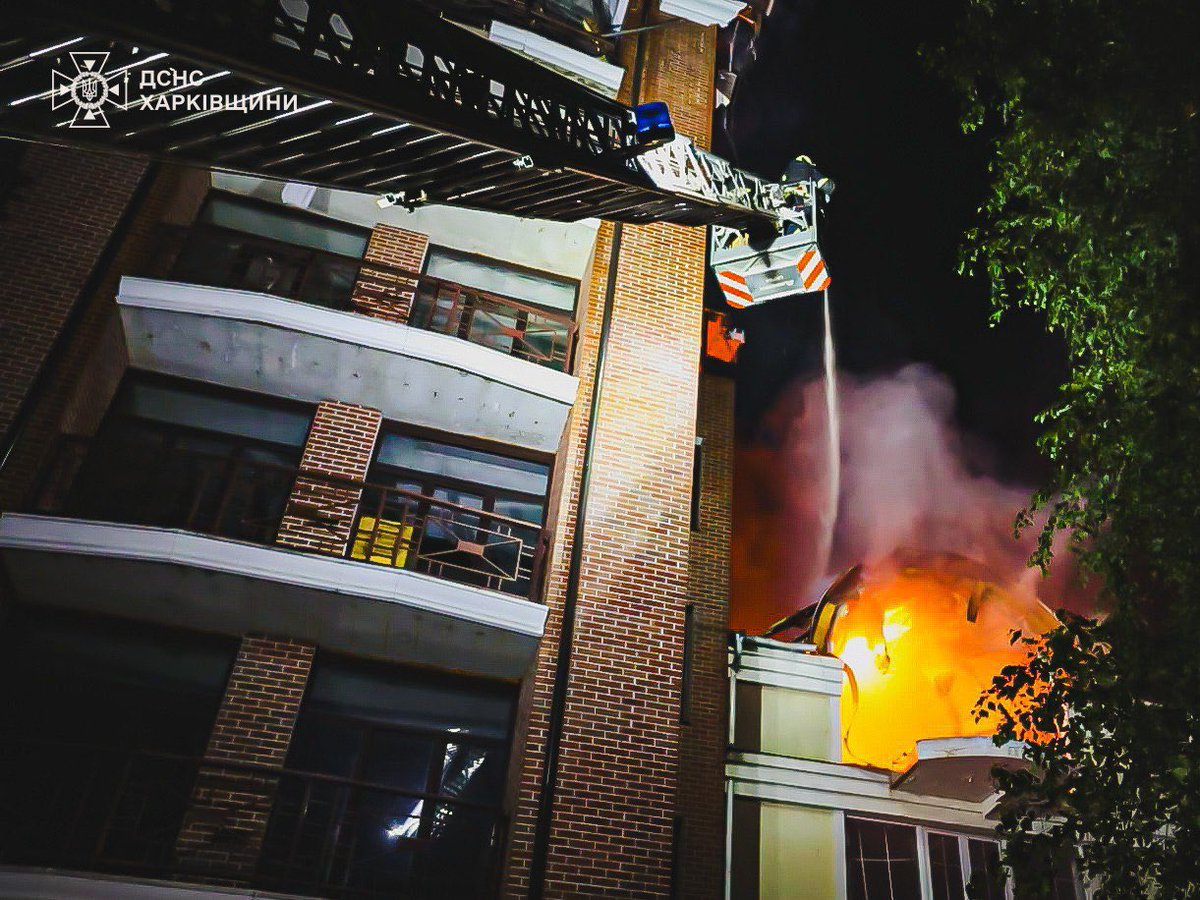 Toujours et encore les civils. 
Cette nuit, les Russes ont attaqué massivement Odessa avec des drones shahed : 13 personnes ont été blessées, dont 3 sauveteurs. 

 Plus de dix incendies ont été enregistrés. Un immeuble résidentiel de quatre étages a été entièrement ravagé par les