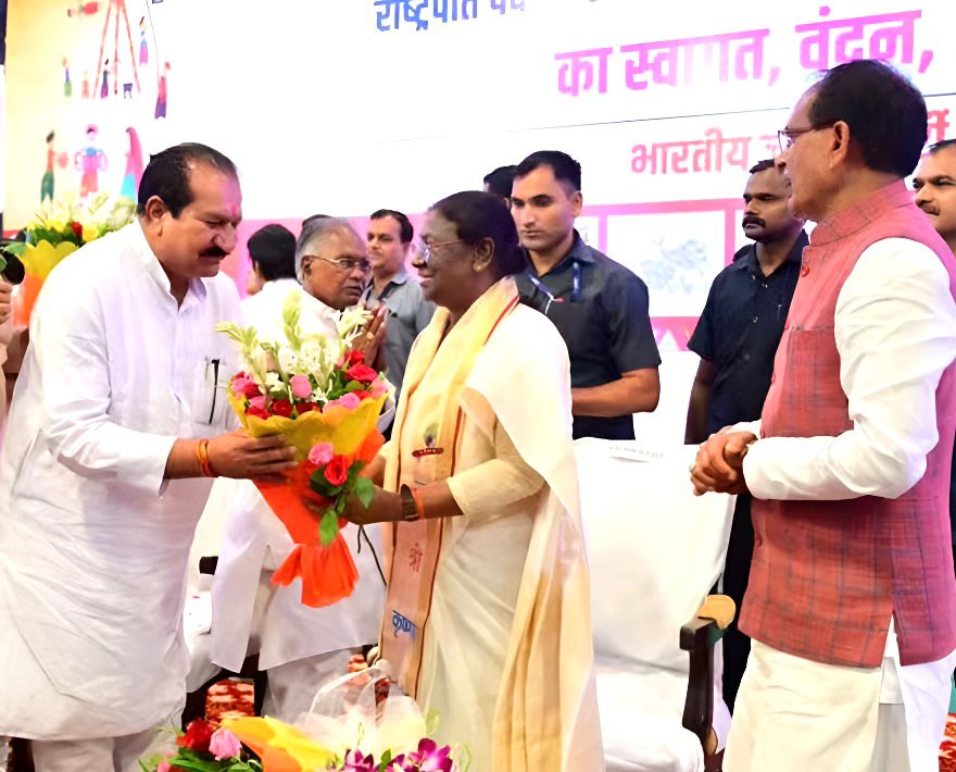देश की महामहिम राष्ट्रपति श्रीमती द्रौपदी मुर्मू जी को जन्मदिन की अनंत बधाई एवं शुभकामनाएं।

ईश्वर से आपके उत्तम स्वास्थ्य, सुदीर्घ और यशस्वी जीवन की कामना करता हूँ।

<a href="/rashtrapatibhvn/">President of India</a>
