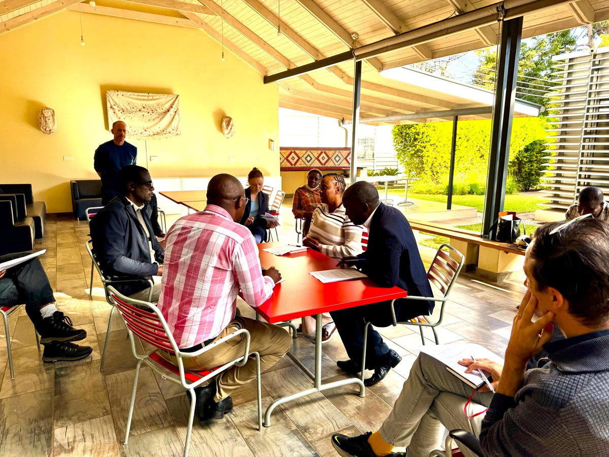 SwissEmbZim's tweet image. This week we took a deep dive into linking dev cooperation with peacebuilding &amp;amp; policy dialogue - already putting the recent @OECD DAC peer review recommendations into action. Grateful to former colleague Pascal Holliger &amp;amp; @swisspeace for the insights! @SwissPeaceHR @SwissDevCoop