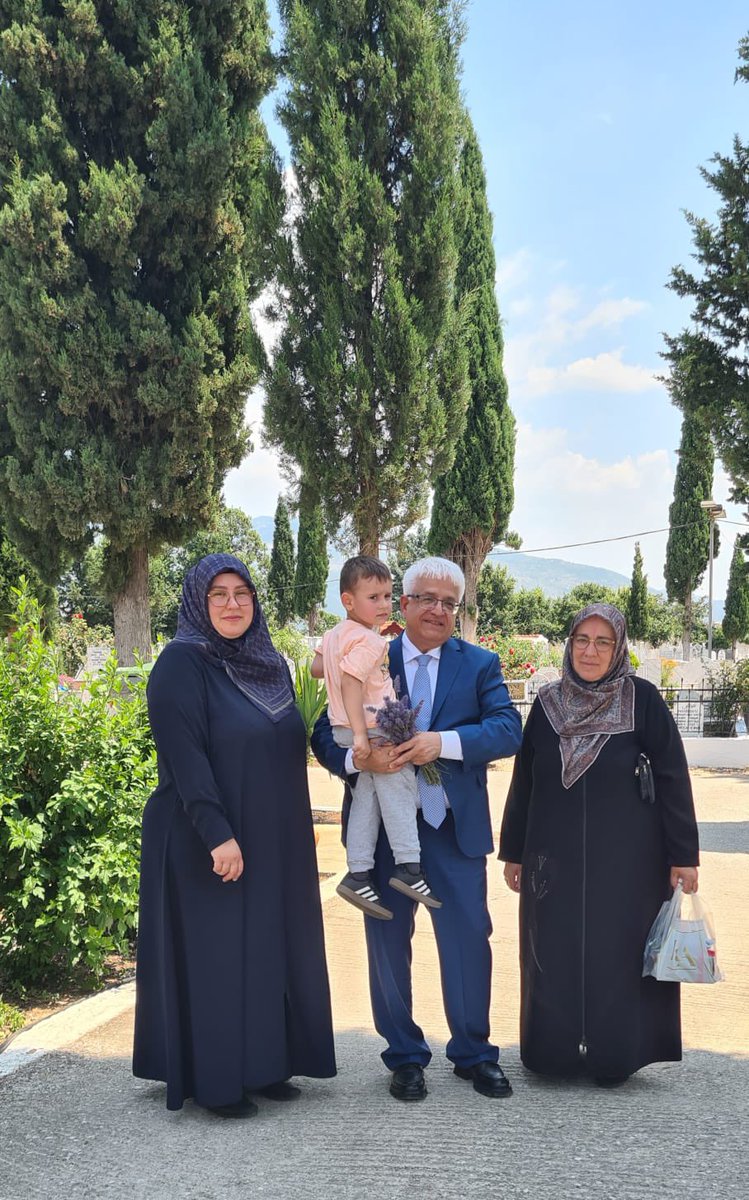 Batı Trakya temaslarımız kapsamında Türk azınlığının haklı davasının savunucuları Dr.Sadık Ahmet'i, muhterem ailesi eşliğinde İskeçe'nin Seçilmiş Faziletli Müftüsü Ahmet Mete'yi ve İskeçe'nin ilk Seçilmiş Faziletli Müftüsü Mehmet Emin Ağa'yı kabirleri başında dualarla andık.