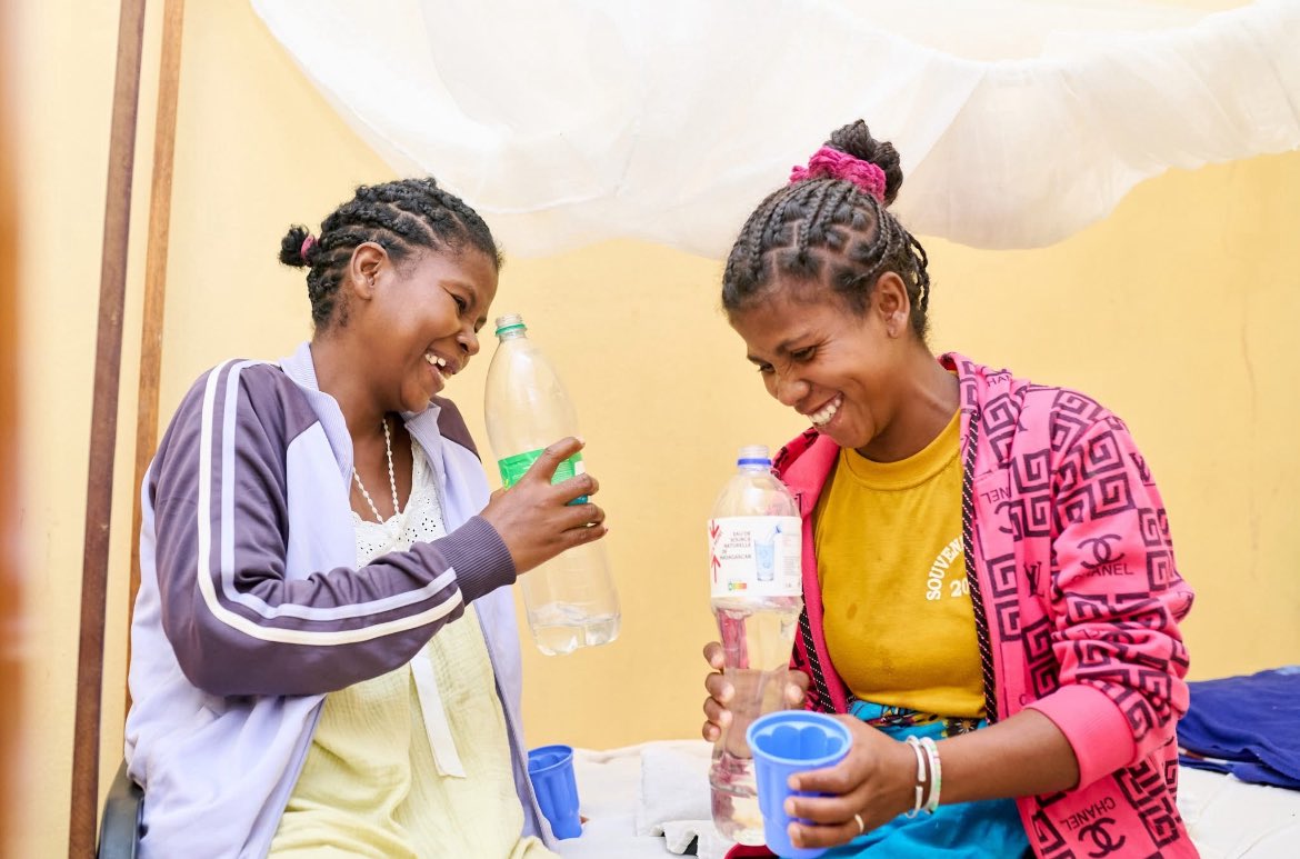 WATER: ESSENTIAL TO HEALING FOR WOMEN WITH FISTULA

Many women with fistula believe that drinking less will reduce urine leakage. But actually, when the body lacks water, urine becomes acidic and harms the skin around the wound.

#endfistula #womenshealth #madagascar #fistulacare