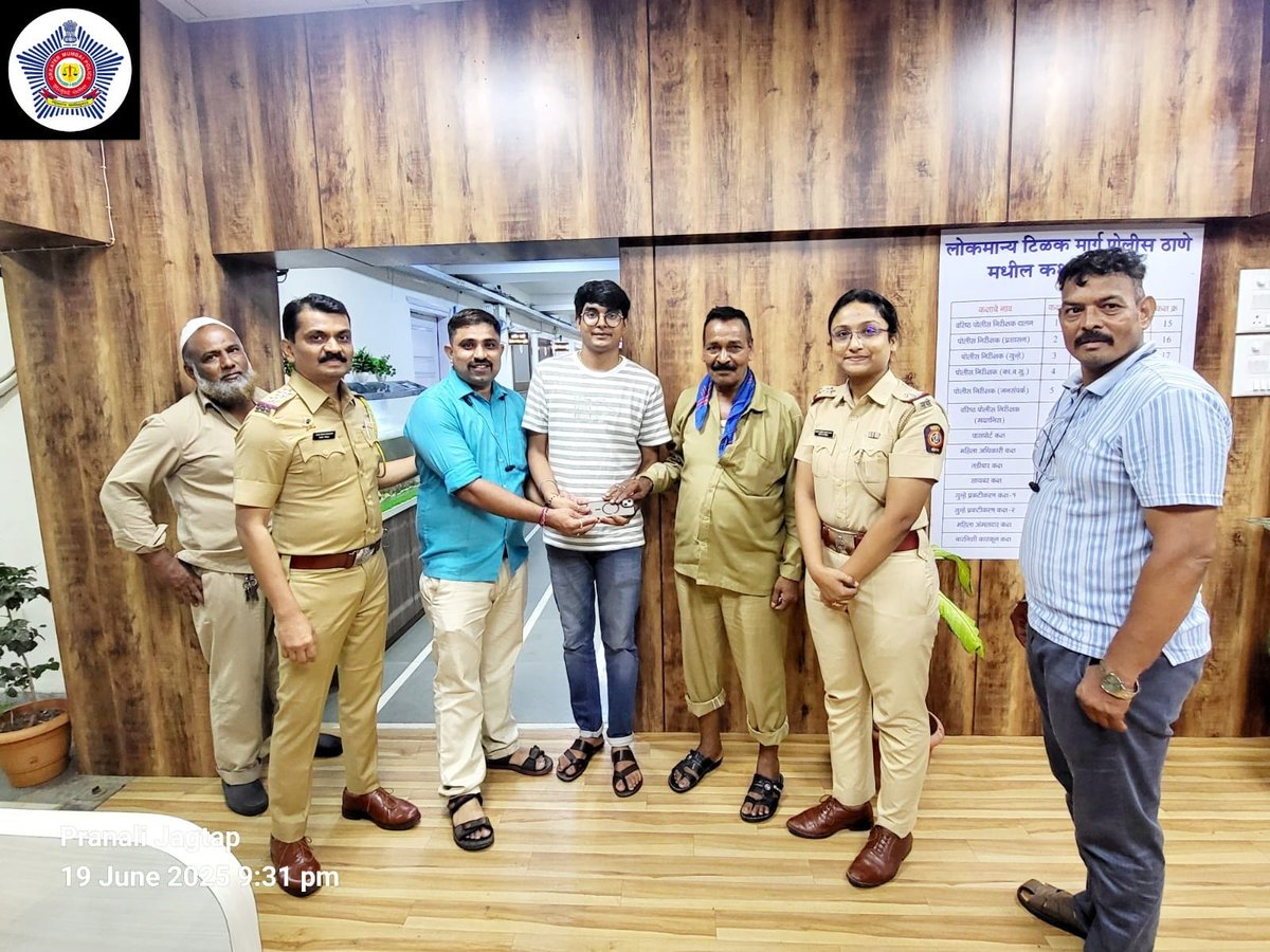 A complainant from Chennai visiting Mumbai for shopping forgot their iPhone 15 in a taxi. L.T. Marg Police swiftly traced the taxi using technical expertise and returned the phone to complaint in short time.
<a href="/CPMumbaiPolice/">Commissioner of Police, Greater Mumbai</a> 
<a href="/MumbaiPolice/">मुंबई पोलीस - Mumbai Police</a>
<a href="/DcpZone2Mumbai/">पोलीस उप आयुक्त परिमंडळ ०२ - DCP ZONE 02 Mumbai</a>