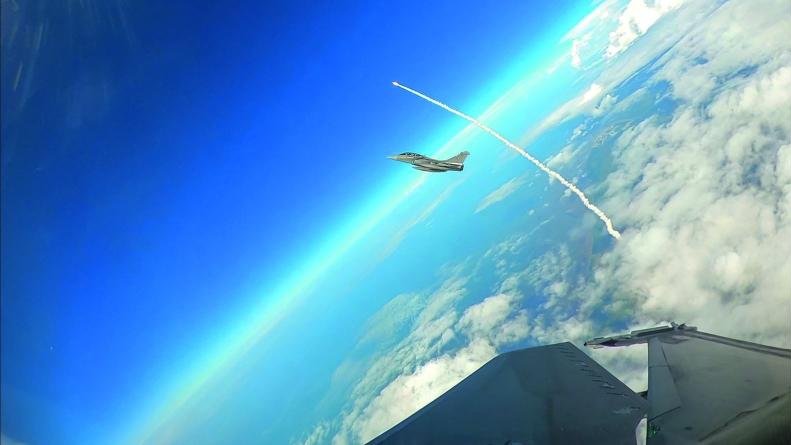 [Le Bourget] « Très  Haute Altitude [THA] : zone grise stratégique où se jouent souveraineté  et technologie de demain. Un nouveau front stratégique pour nos armées » 💬 bit.ly/PAS25_TrèsHaut… 🚀 #NotreDéfense #TrèsHauteAltitude #PAS25 #ParisAirShow #LeBourget